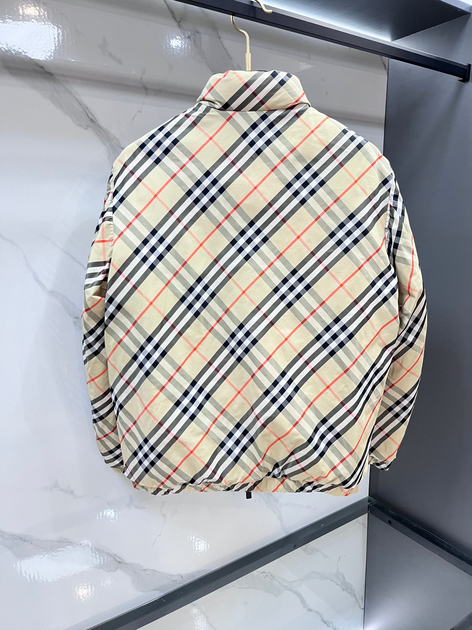 🆕 巴宝莉 秋冬新款双面穿轻薄羽绒，B家全徽章精致刺绣，极为抢眼，彰显独特品味，简约大气的风格适合各种商