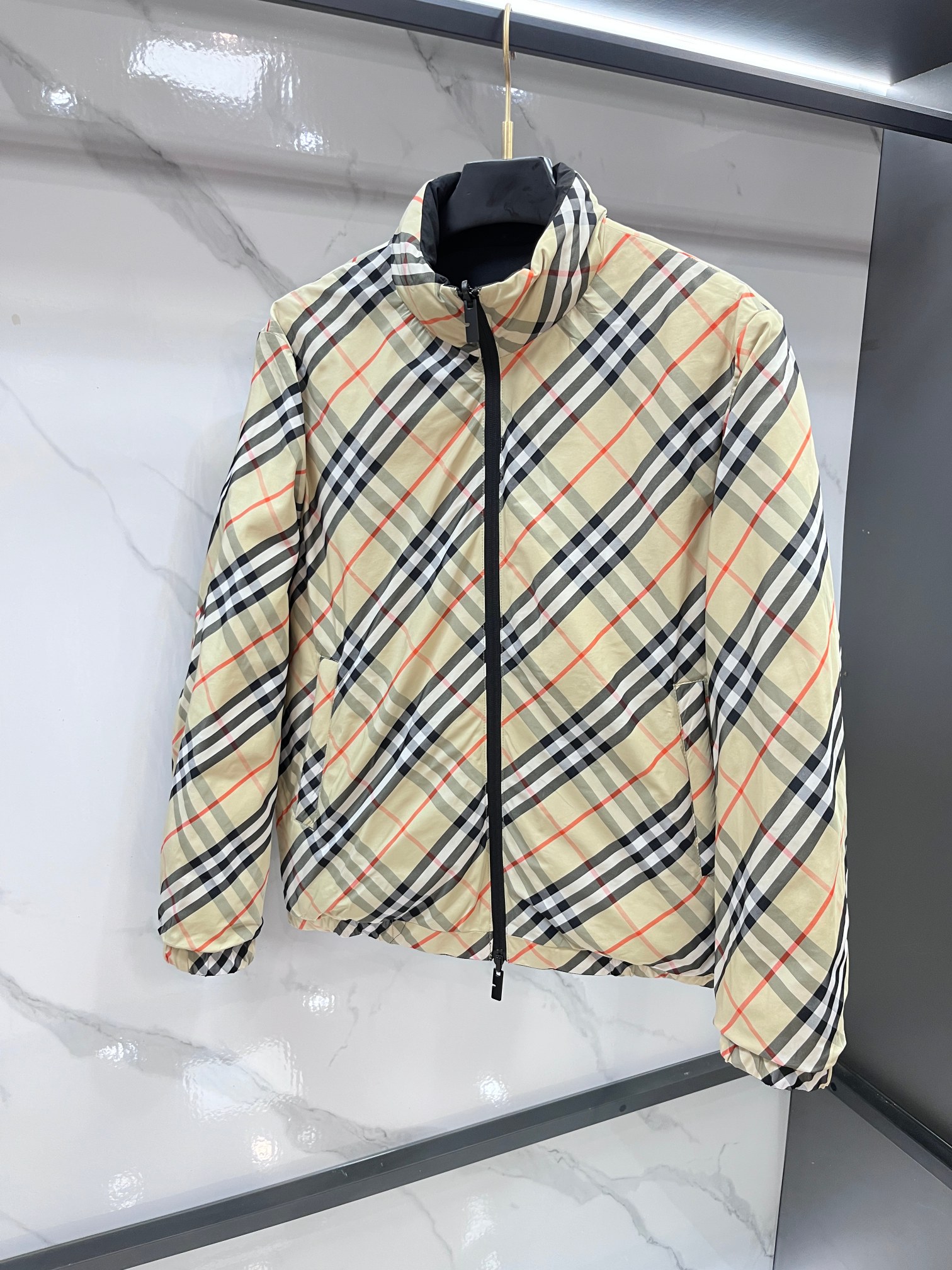 🆕 巴宝莉 秋冬新款双面穿轻薄羽绒，B家全徽章精致刺绣，极为抢眼，彰显独特品味，简约大气的风格适合各种商