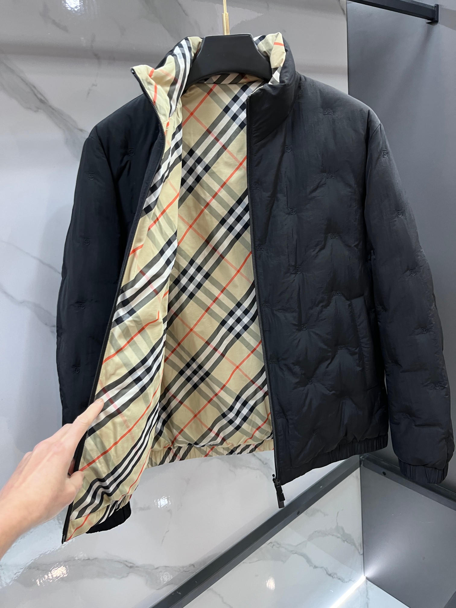 🆕 巴宝莉 秋冬新款双面穿轻薄羽绒，B家全徽章精致刺绣，极为抢眼，彰显独特品味，简约大气的风格适合各种商