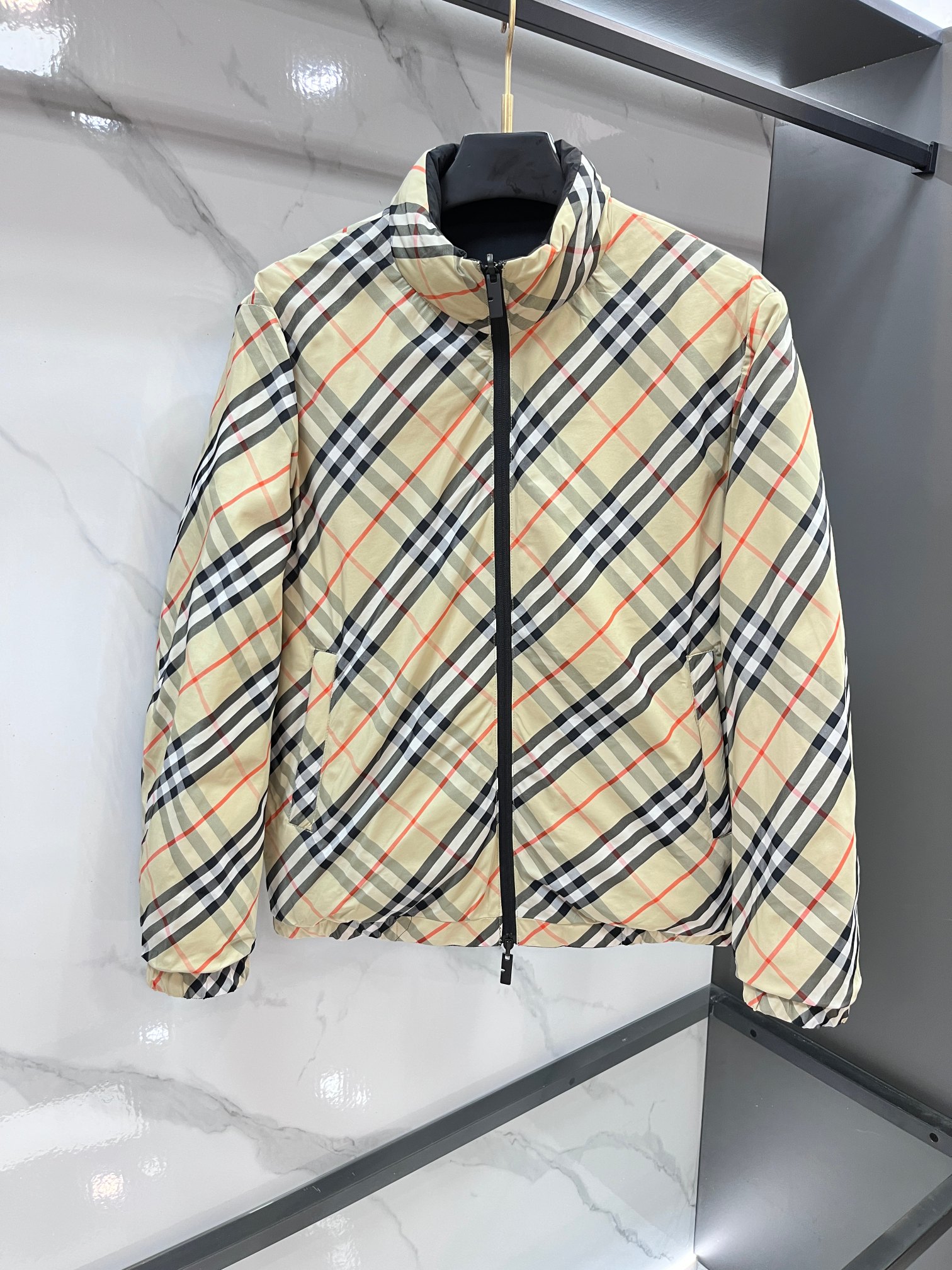 🆕 巴宝莉 秋冬新款双面穿轻薄羽绒，B家全徽章精致刺绣，极为抢眼，彰显独特品味，简约大气的风格适合各种商