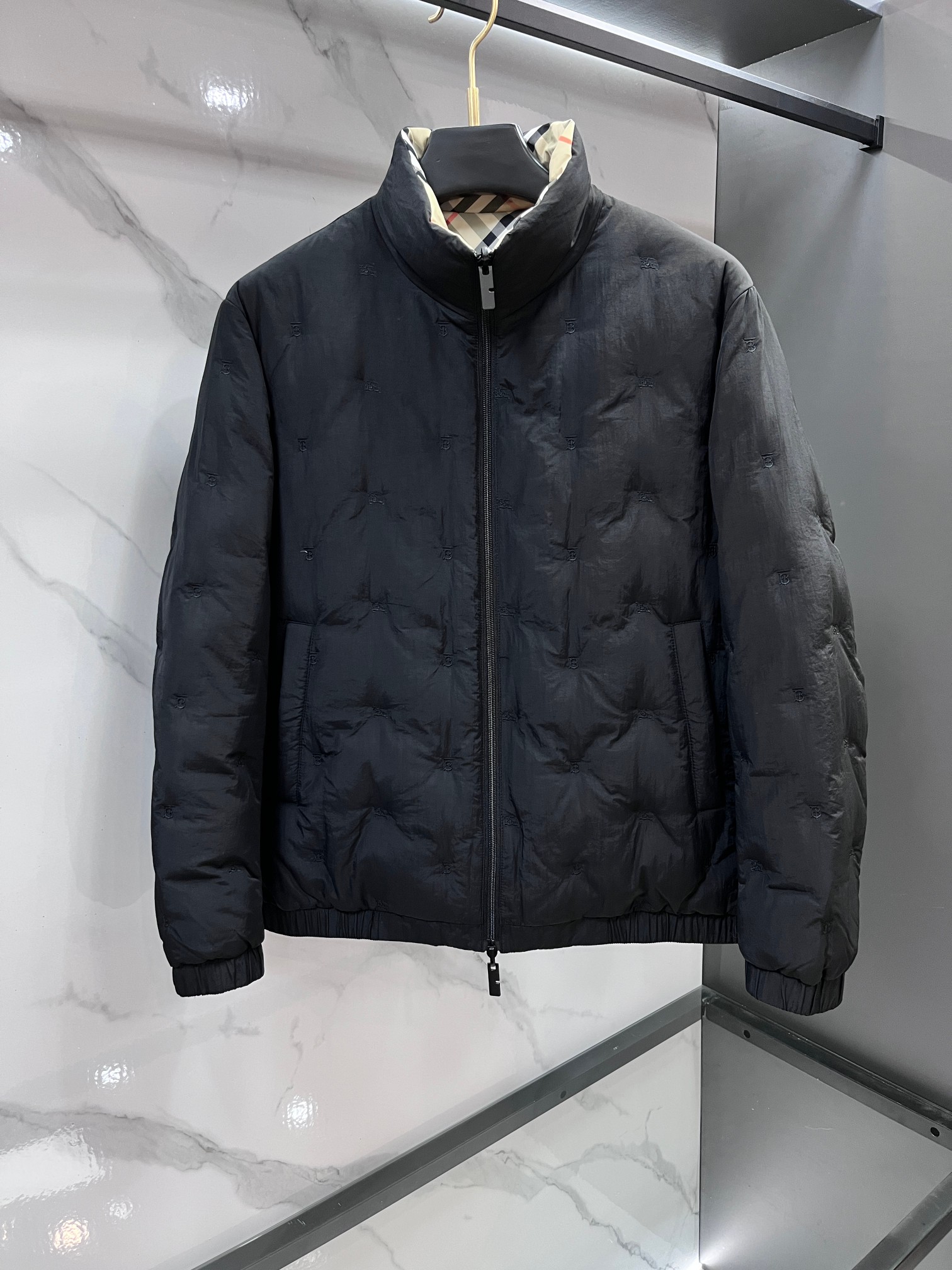 🆕 巴宝莉 秋冬新款双面穿轻薄羽绒，B家全徽章精致刺绣，极为抢眼，彰显独特品味，简约大气的风格适合各种商