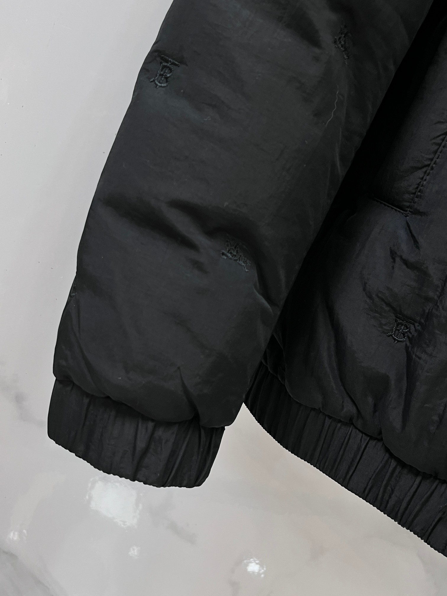 🆕 巴宝莉 秋冬新款双面穿轻薄羽绒，B家全徽章精致刺绣，极为抢眼，彰显独特品味，简约大气的风格适合各种商