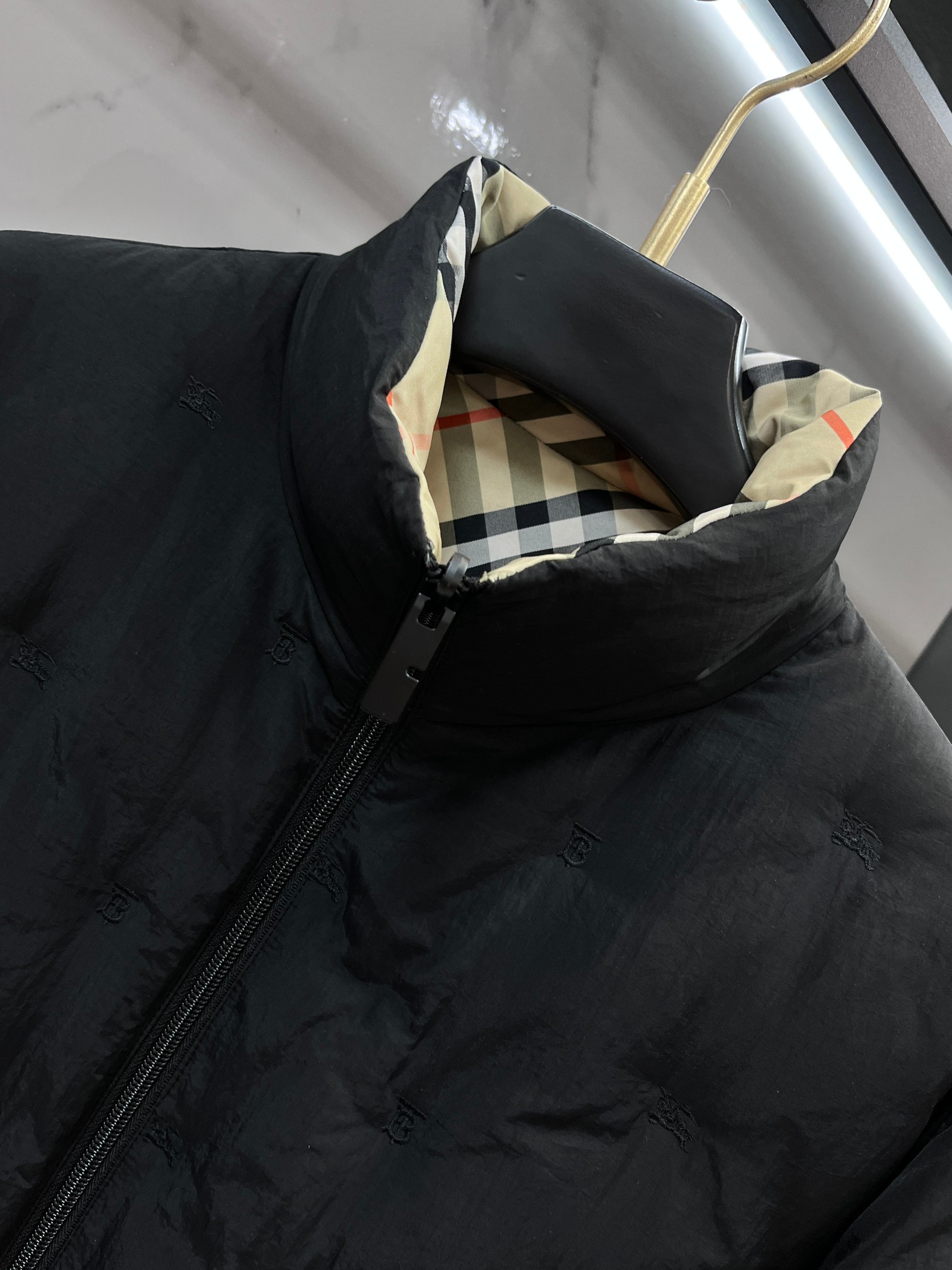 🆕 巴宝莉 秋冬新款双面穿轻薄羽绒，B家全徽章精致刺绣，极为抢眼，彰显独特品味，简约大气的风格适合各种商