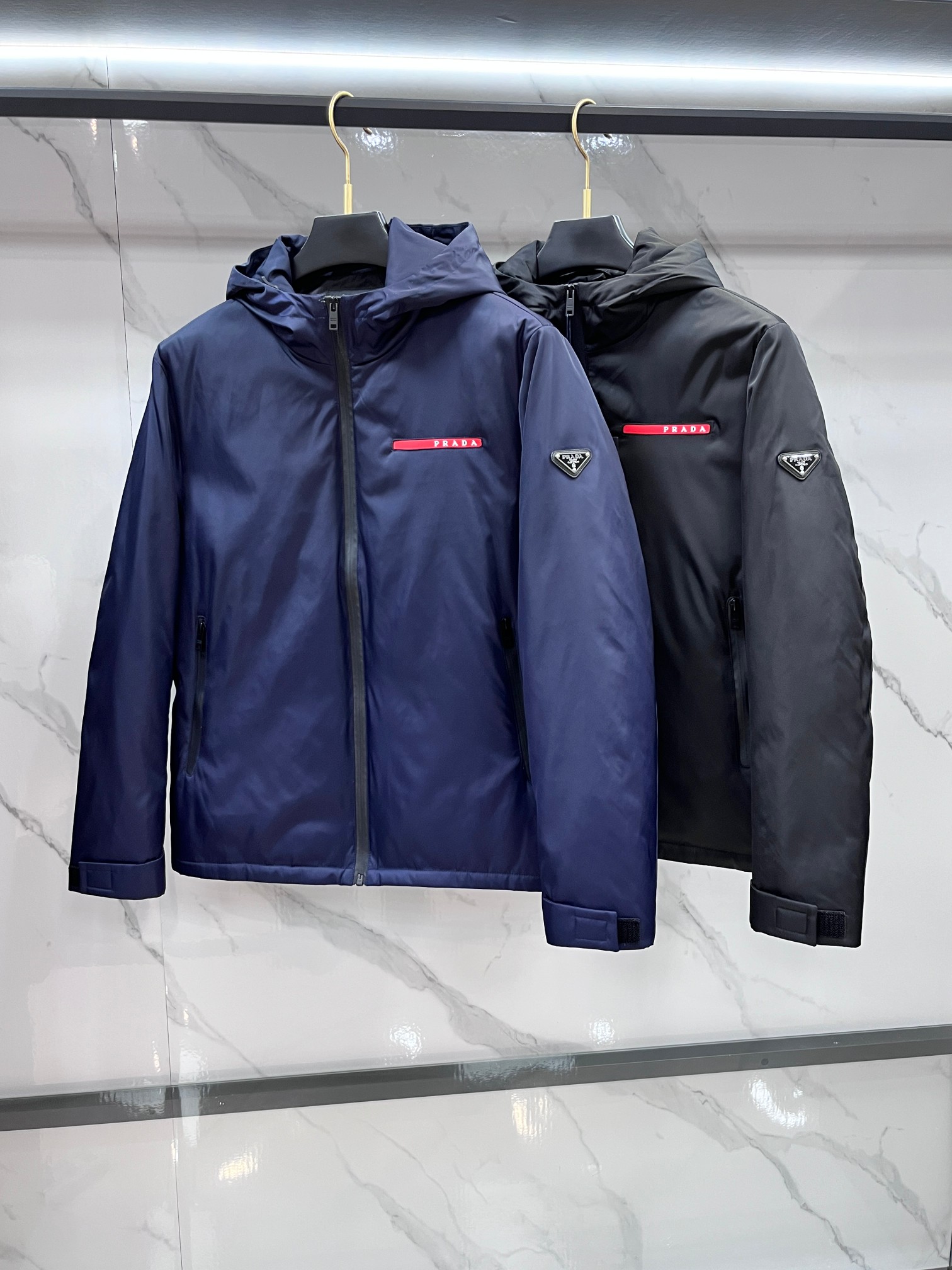 🆕 普拉达 2025最新款时尚设计师款羽绒外套爆款羽绒服，90白鸭绒填充，胸前红色条logo处处细节显工