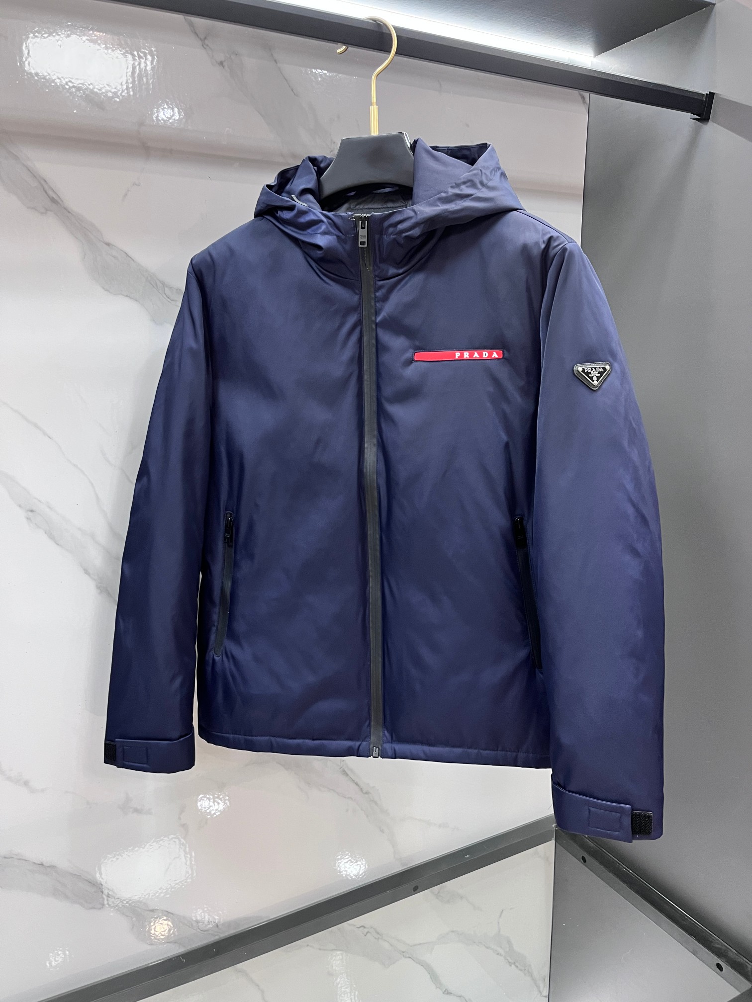 🆕 普拉达 2025最新款时尚设计师款羽绒外套爆款羽绒服，90白鸭绒填充，胸前红色条logo处处细节显工