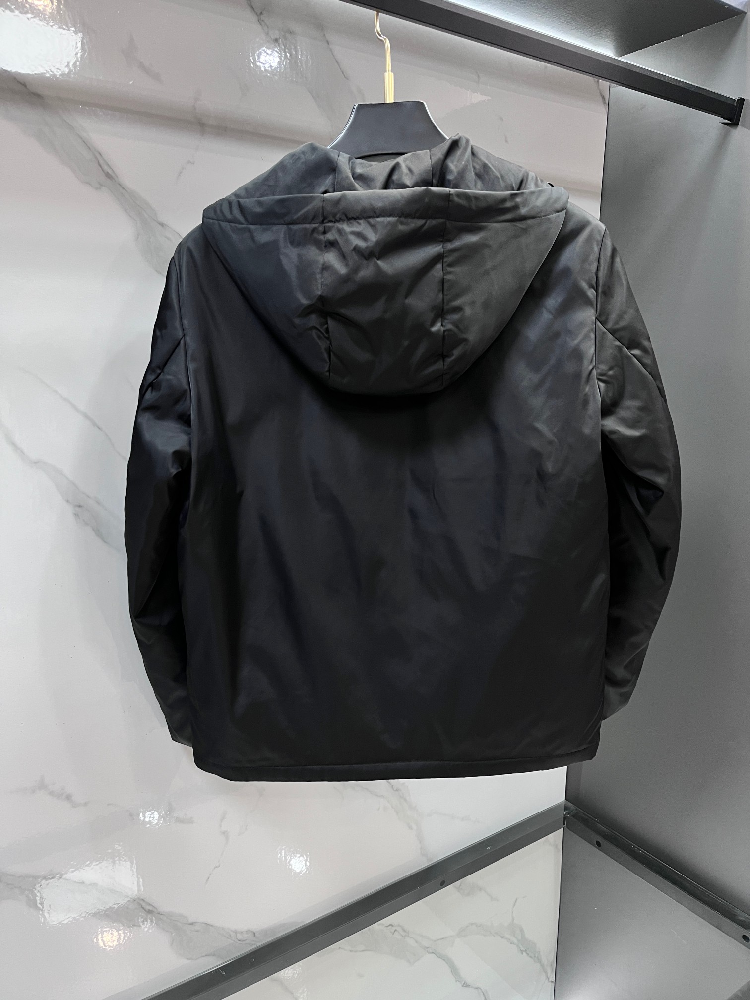 🆕 普拉达 2025最新款时尚设计师款羽绒外套爆款羽绒服，90白鸭绒填充，胸前红色条logo处处细节显工