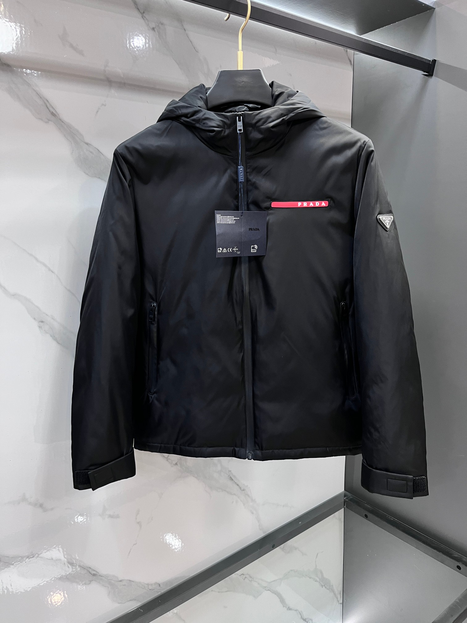 🆕 普拉达 2025最新款时尚设计师款羽绒外套爆款羽绒服，90白鸭绒填充，胸前红色条logo处处细节显工