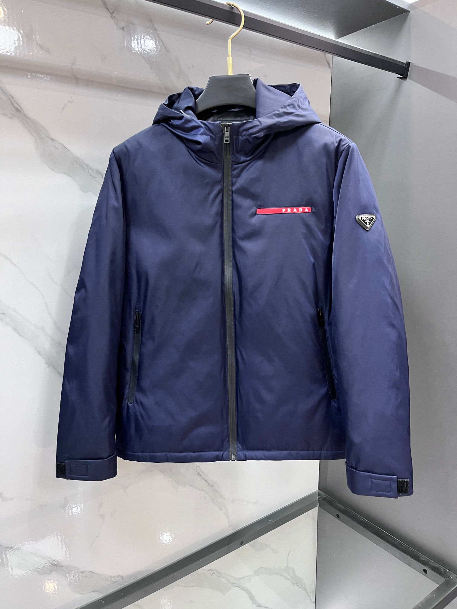 🆕 普拉达 2025最新款时尚设计师款羽绒外套爆款羽绒服，90白鸭绒填充，胸前红色条logo处处细节显工