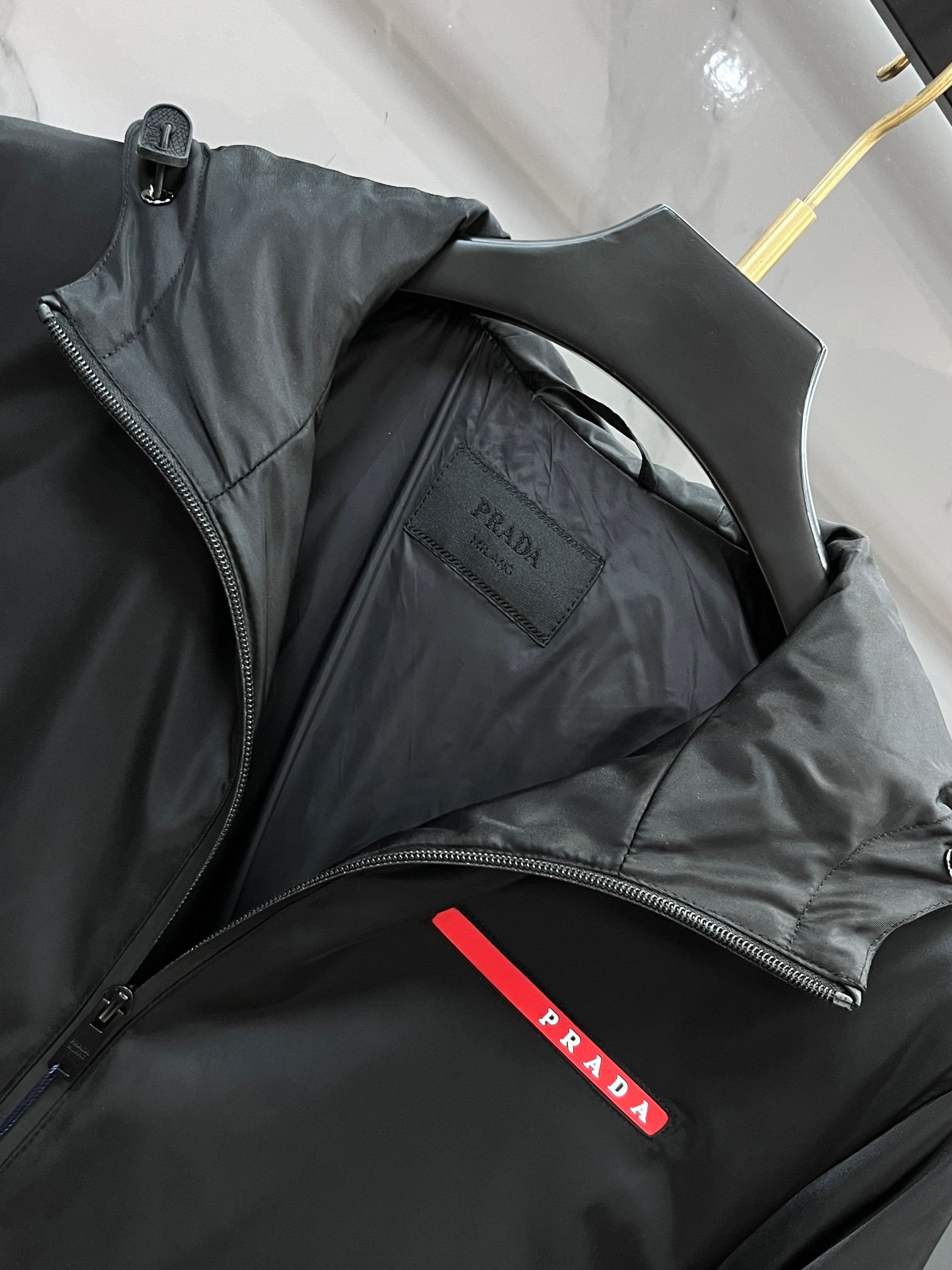 🆕 普拉达 2025最新款时尚设计师款羽绒外套爆款羽绒服，90白鸭绒填充，胸前红色条logo处处细节显工