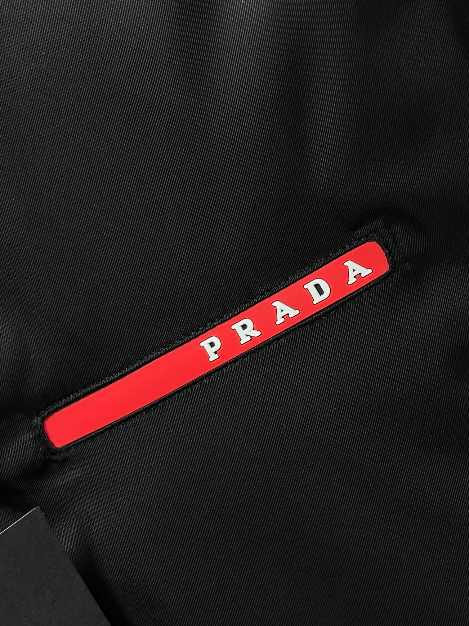 🆕 普拉达 2025最新款时尚设计师款羽绒外套爆款羽绒服，90白鸭绒填充，胸前红色条logo处处细节显工