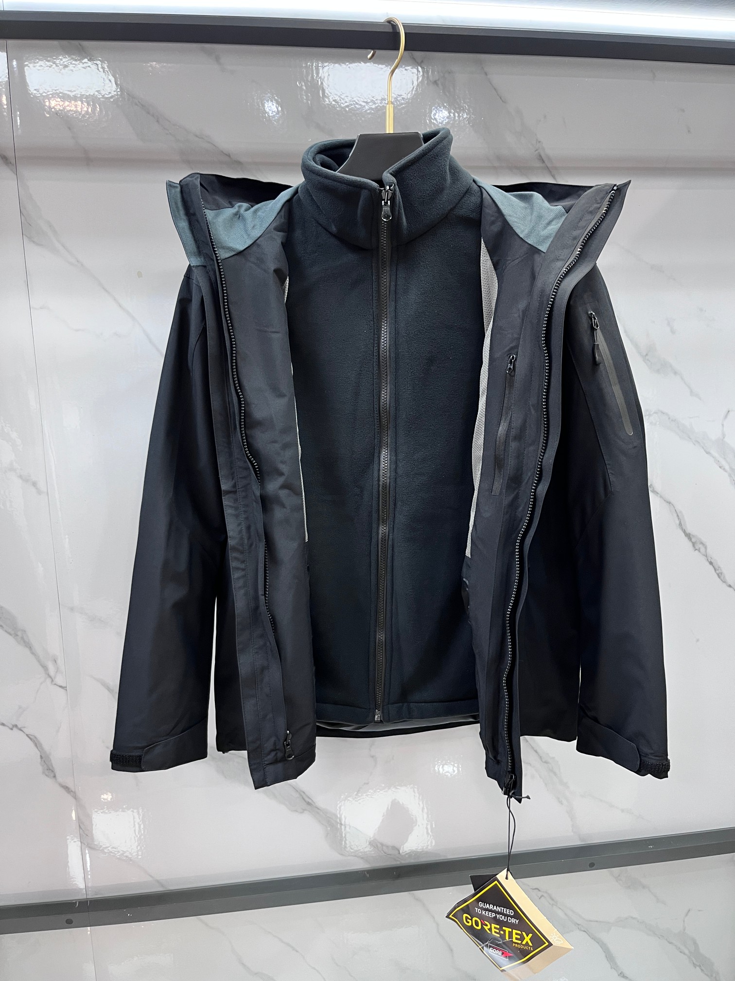 🆕 始祖鸟 🔥今年鸟家王炸款三合一冲锋衣羽绒服了来了！一衣三穿！内胆带logo轻薄户外级羽绒服！外层是天