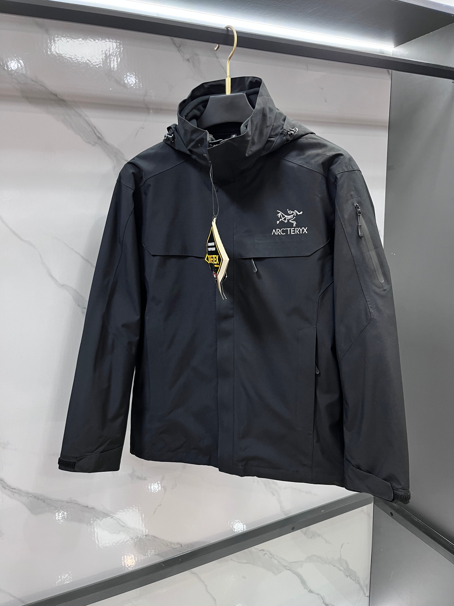 🆕 始祖鸟 🔥今年鸟家王炸款三合一冲锋衣羽绒服了来了！一衣三穿！内胆带logo轻薄户外级羽绒服！外层是天