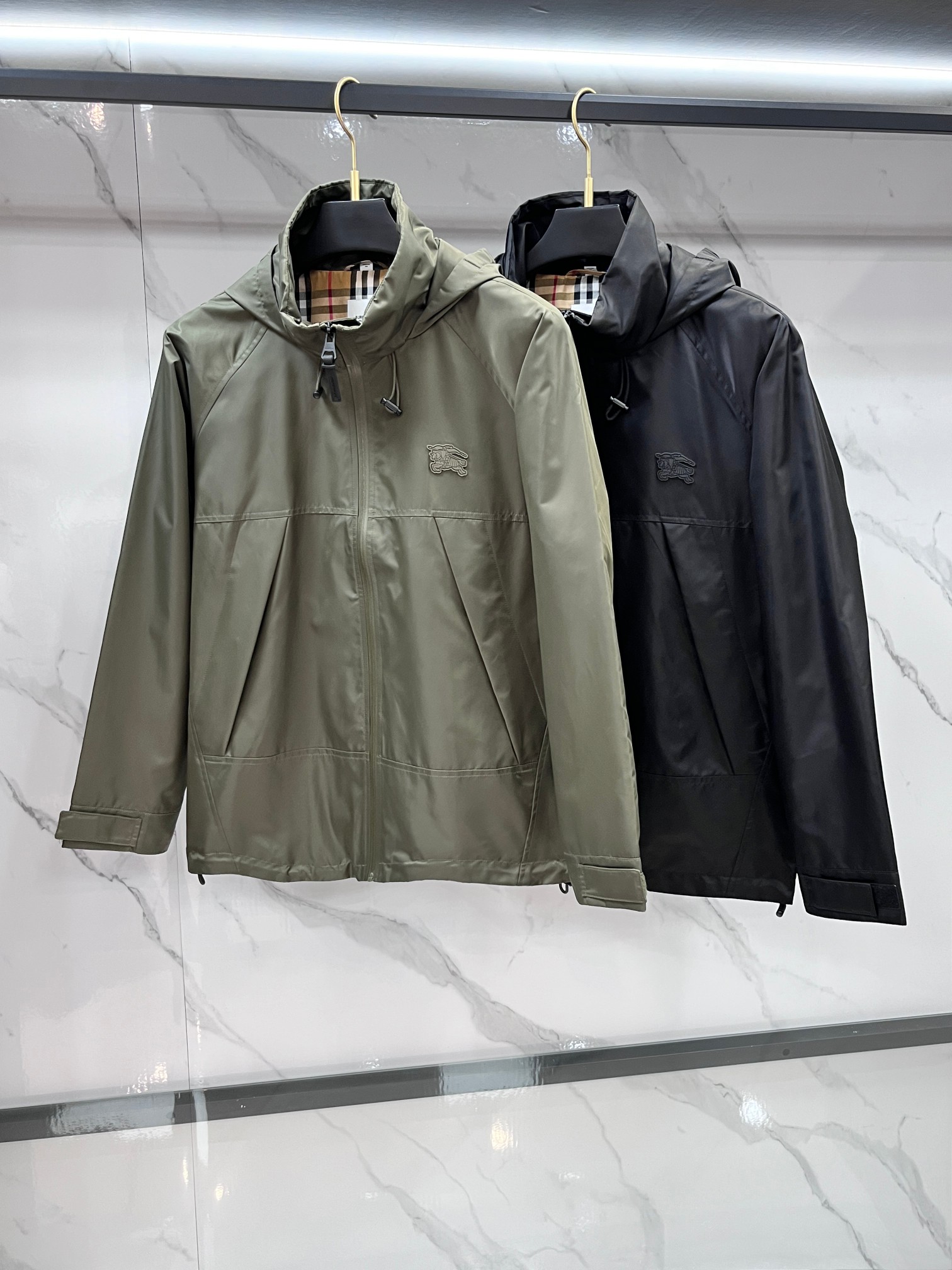 巴宝莉 2025年秋冬新款男士风衣夹克，原单臻品，B家英国传统风格的奢侈品牌，其多层次的产品系列满足了不