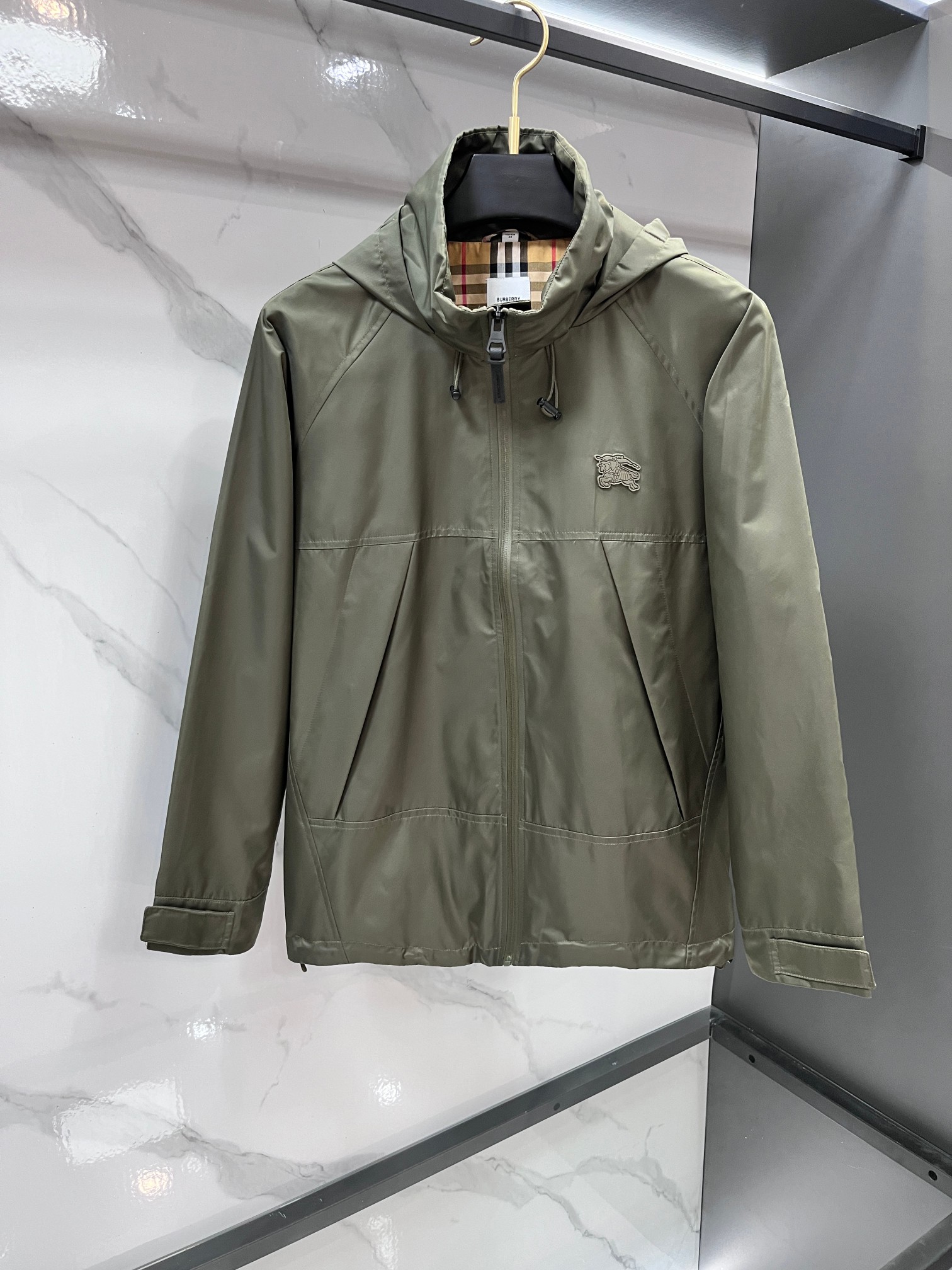 巴宝莉 2025年秋冬新款男士风衣夹克，原单臻品，B家英国传统风格的奢侈品牌，其多层次的产品系列满足了不