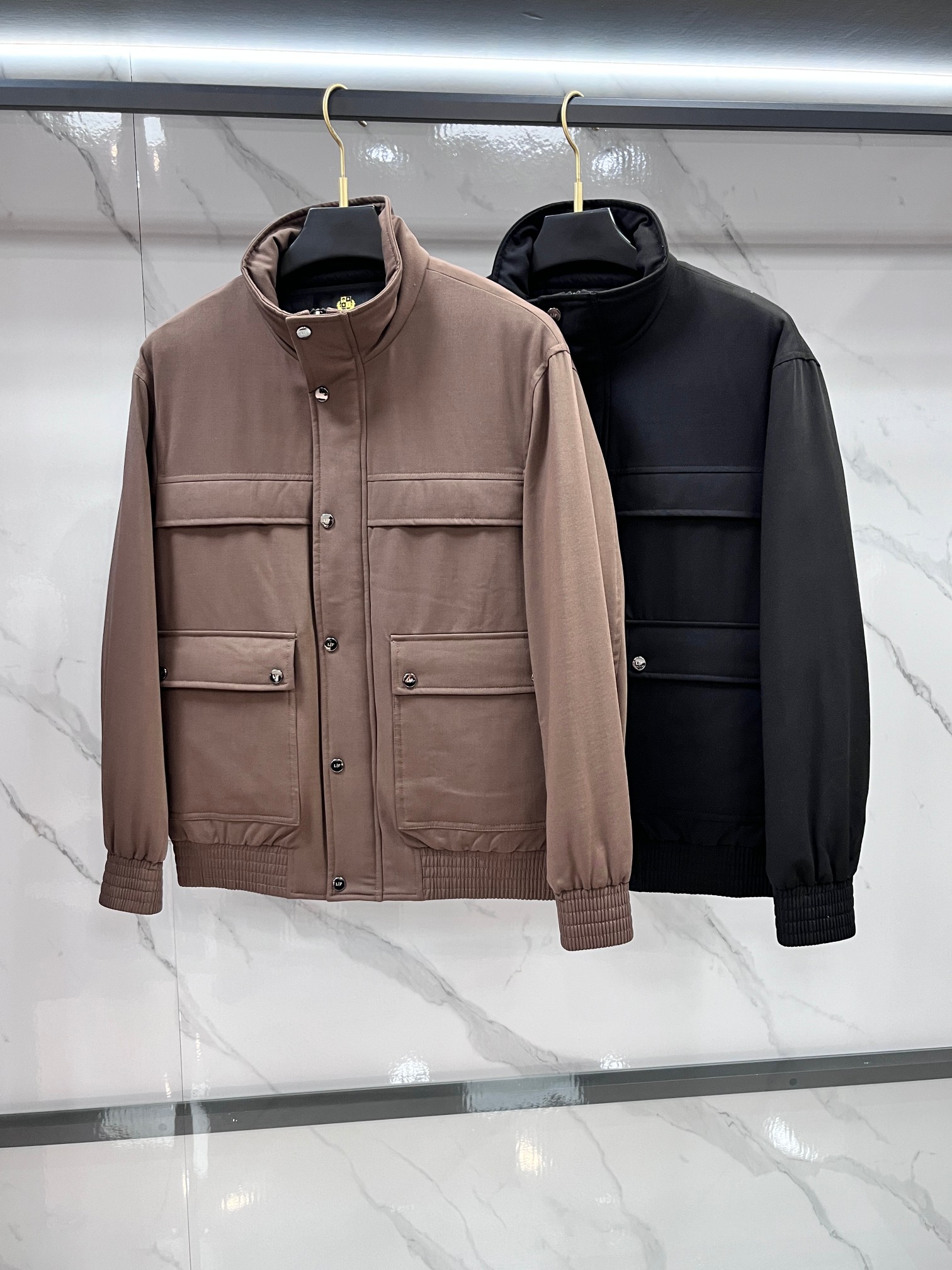 🆕 lP🆕 爆款羽绒服 2025新款羽绒服秀场新品 品相非常完美，专柜高科技防水面料，内里90%白鹅绒填