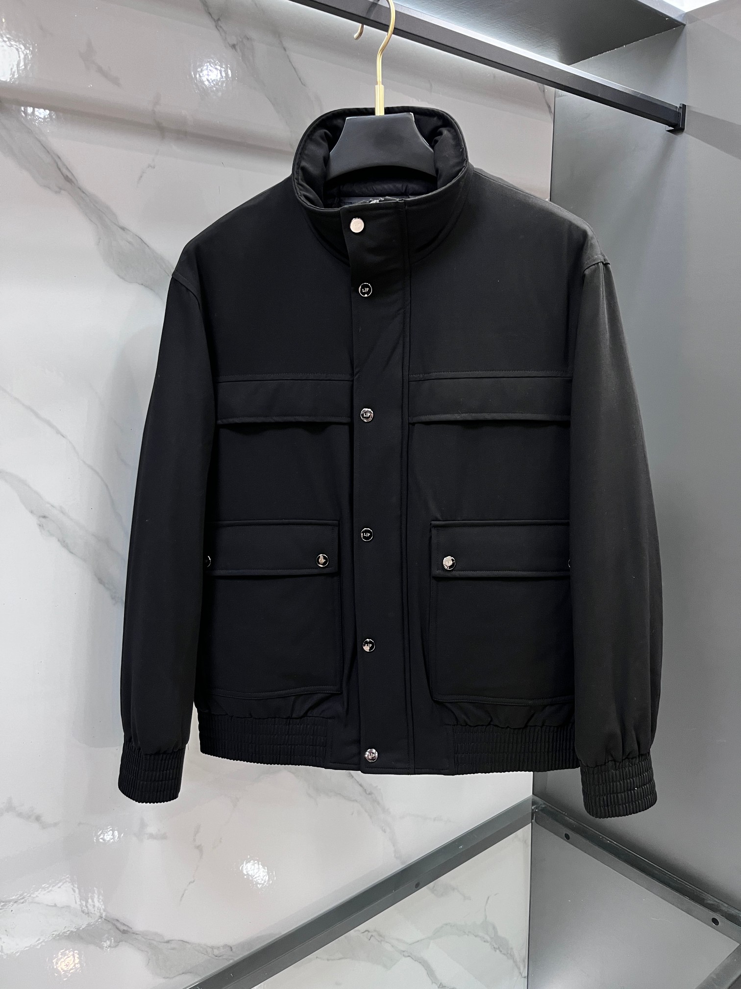 🆕 lP🆕 爆款羽绒服 2025新款羽绒服秀场新品 品相非常完美，专柜高科技防水面料，内里90%白鹅绒填