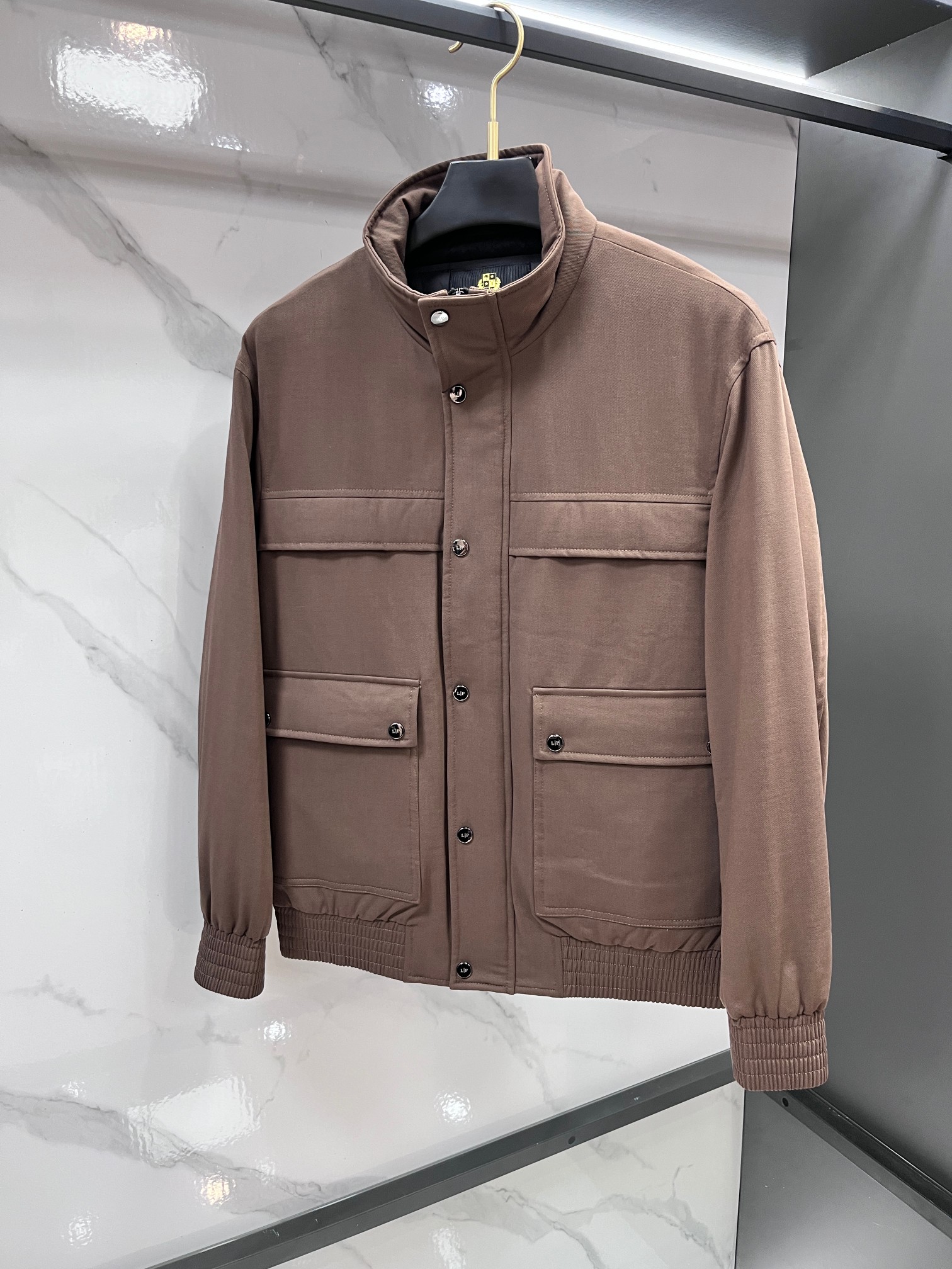 🆕 lP🆕 爆款羽绒服 2025新款羽绒服秀场新品 品相非常完美，专柜高科技防水面料，内里90%白鹅绒填