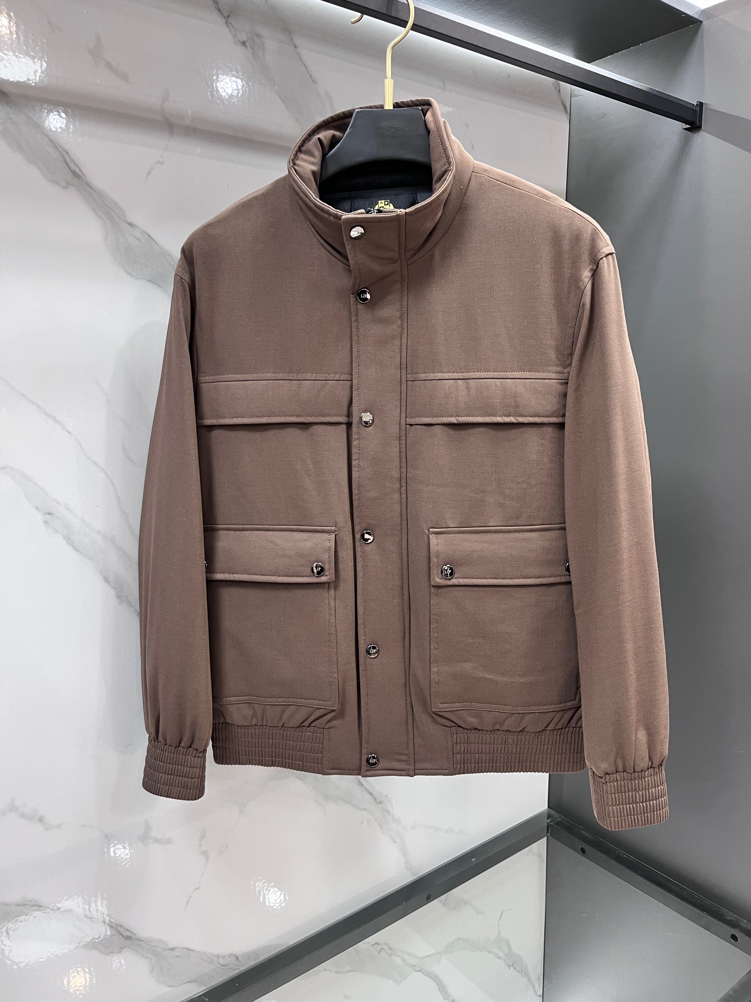 🆕 lP🆕 爆款羽绒服 2025新款羽绒服秀场新品 品相非常完美，专柜高科技防水面料，内里90%白鹅绒填