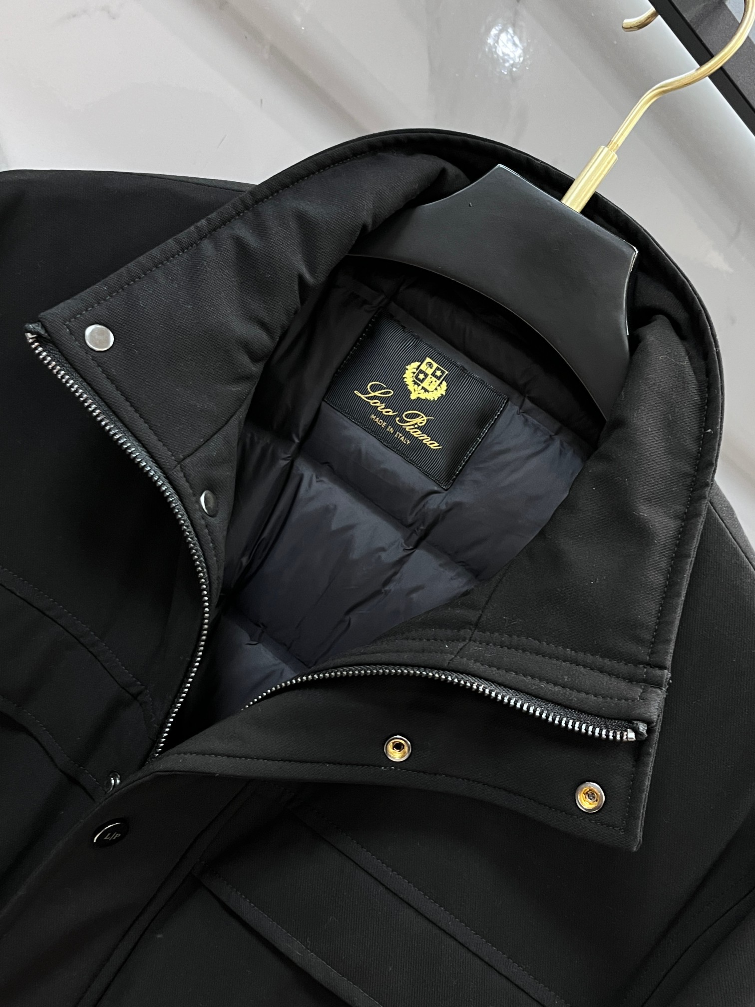 🆕 lP🆕 爆款羽绒服 2025新款羽绒服秀场新品 品相非常完美，专柜高科技防水面料，内里90%白鹅绒填