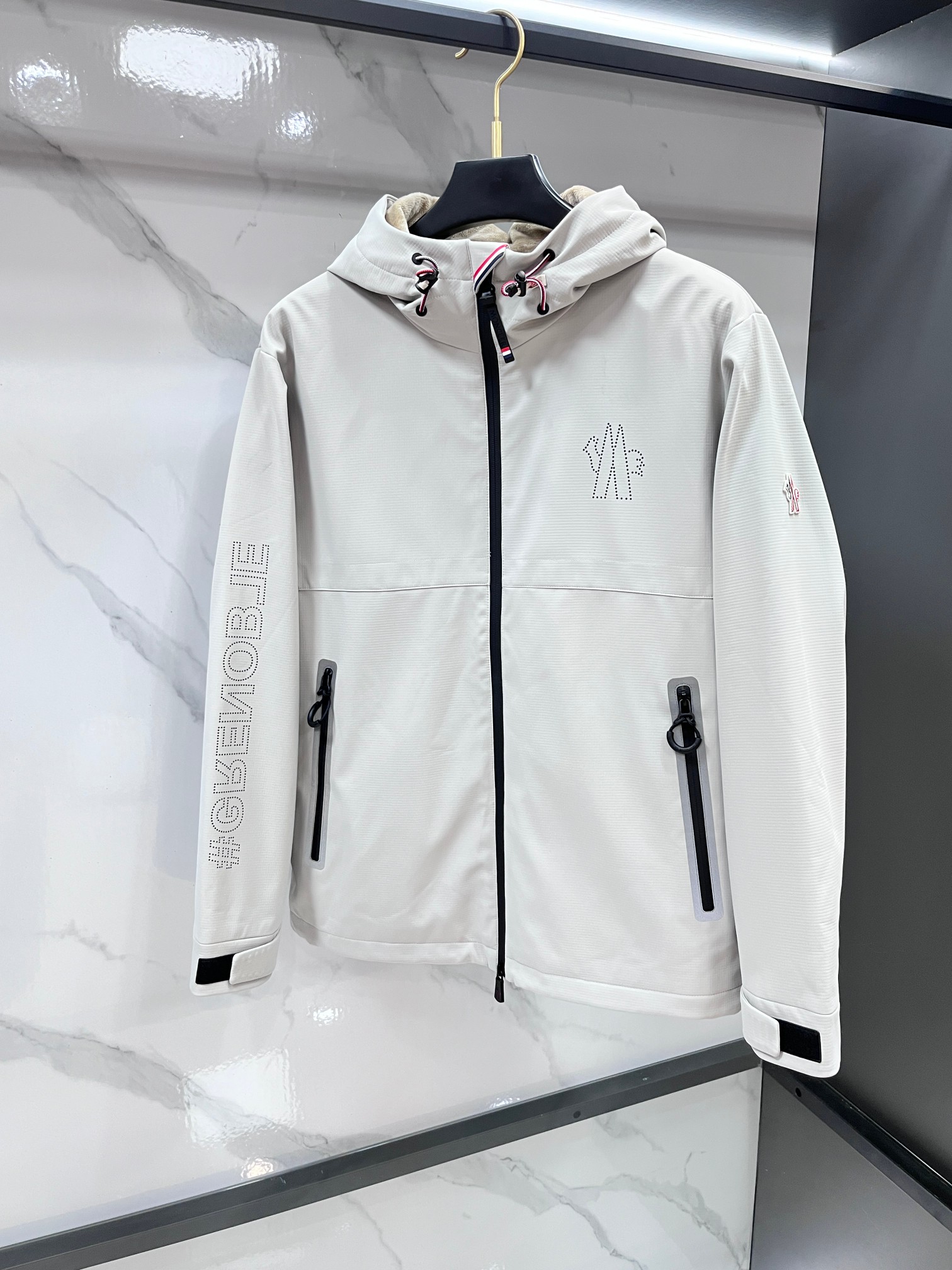 蒙口 秋冬新款加棉加绒连帽风衣外套贸易公司渠道稀出，领先官网发售！它以其优秀的品质和独特的设计，赢得了广