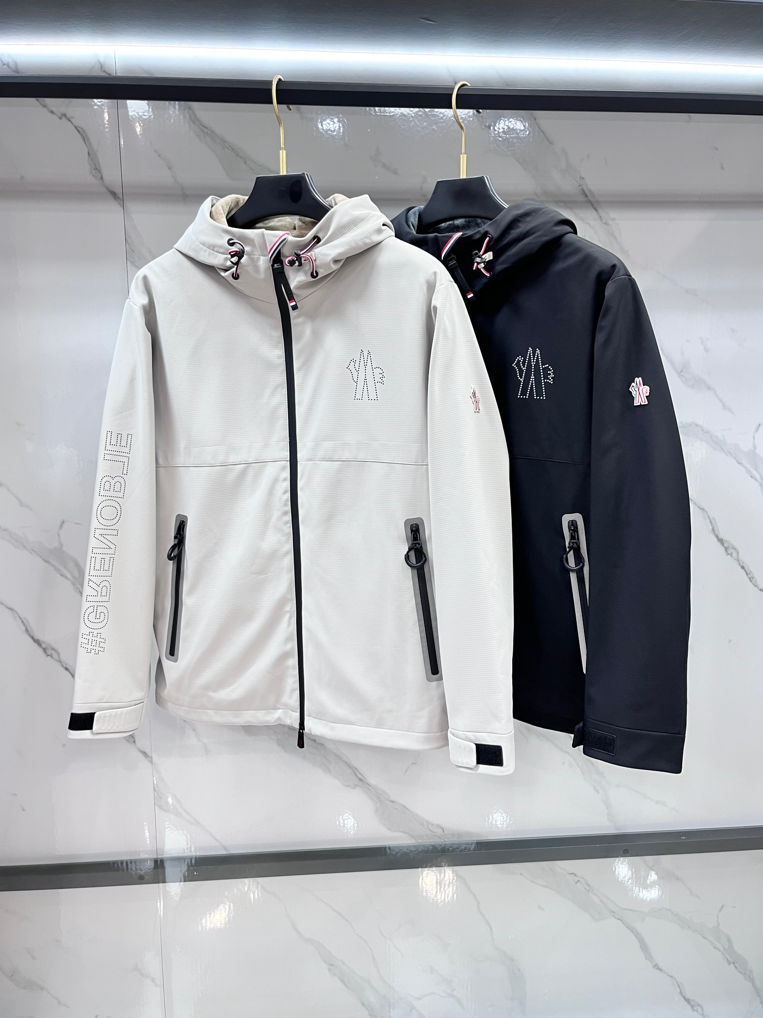 蒙口 秋冬新款加棉加绒连帽风衣外套贸易公司渠道稀出，领先官网发售！它以其优秀的品质和独特的设计，赢得了广