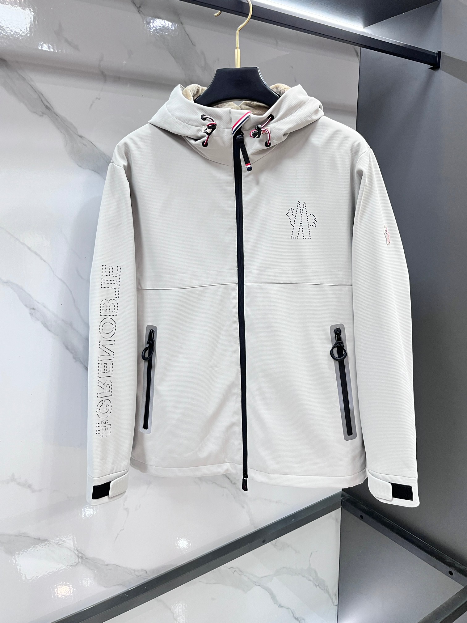 蒙口 秋冬新款加棉加绒连帽风衣外套贸易公司渠道稀出，领先官网发售！它以其优秀的品质和独特的设计，赢得了广