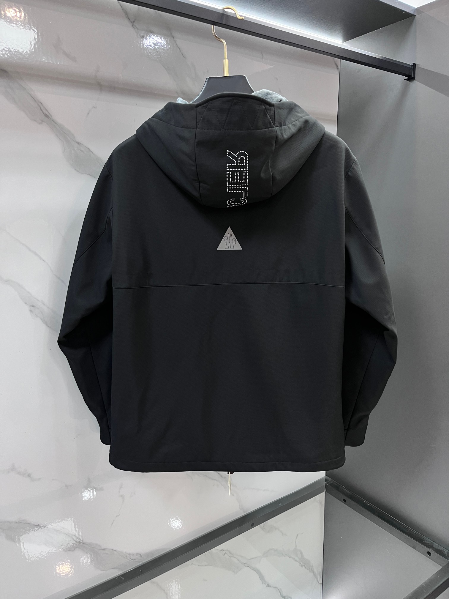 蒙口 秋冬新款加棉加绒连帽风衣外套贸易公司渠道稀出，领先官网发售！它以其优秀的品质和独特的设计，赢得了广