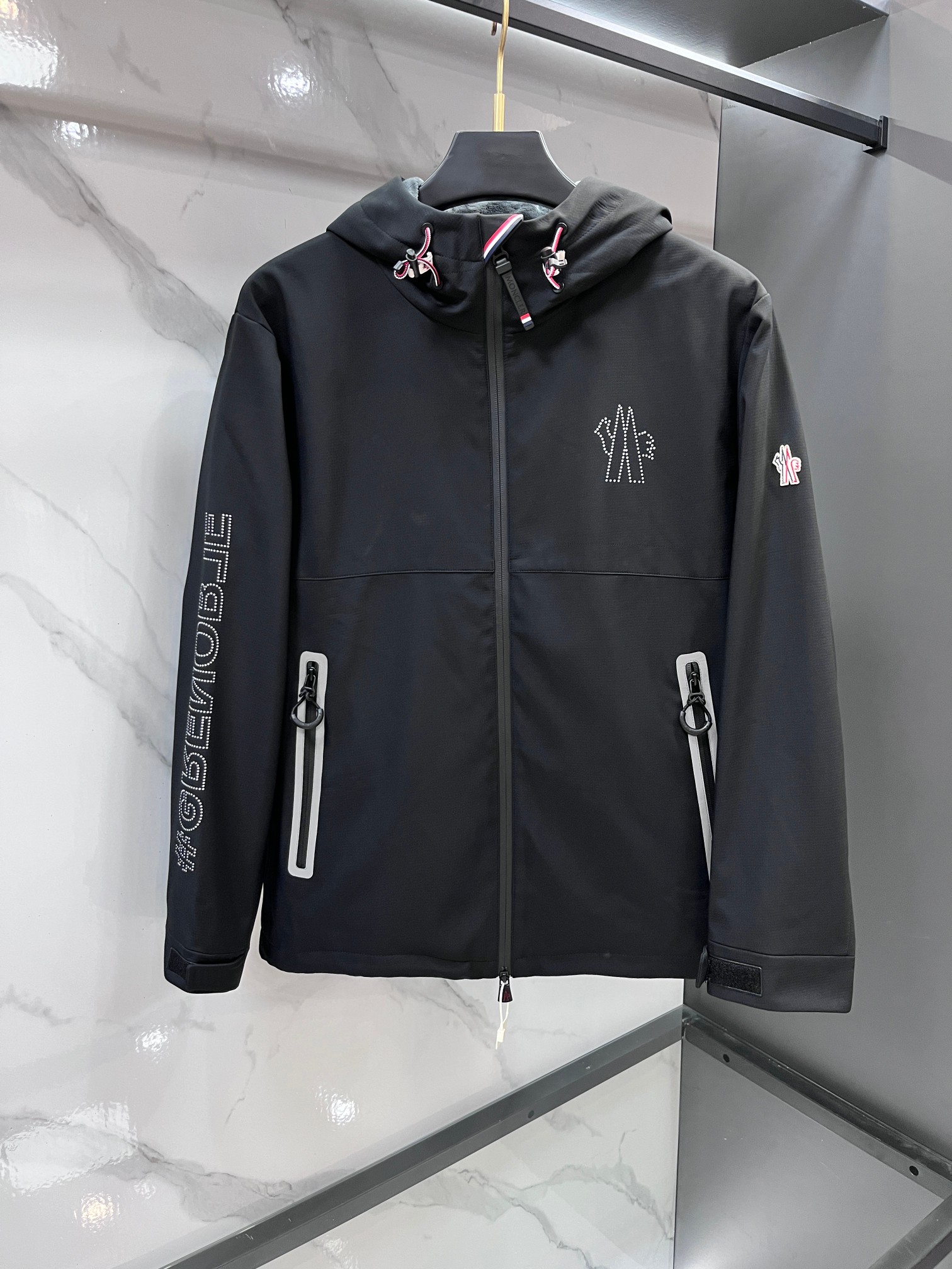 蒙口 秋冬新款加棉加绒连帽风衣外套贸易公司渠道稀出，领先官网发售！它以其优秀的品质和独特的设计，赢得了广