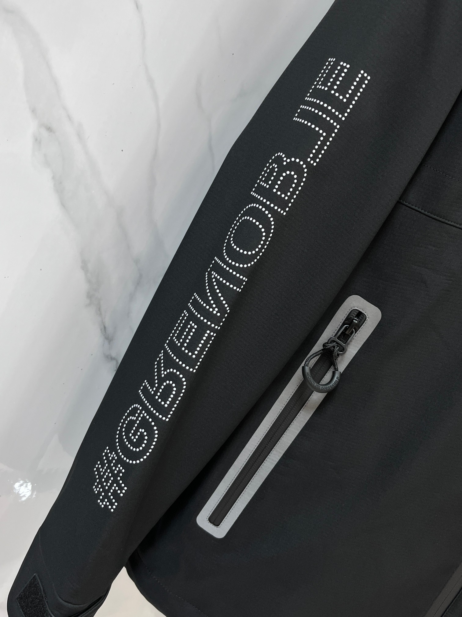 蒙口 秋冬新款加棉加绒连帽风衣外套贸易公司渠道稀出，领先官网发售！它以其优秀的品质和独特的设计，赢得了广