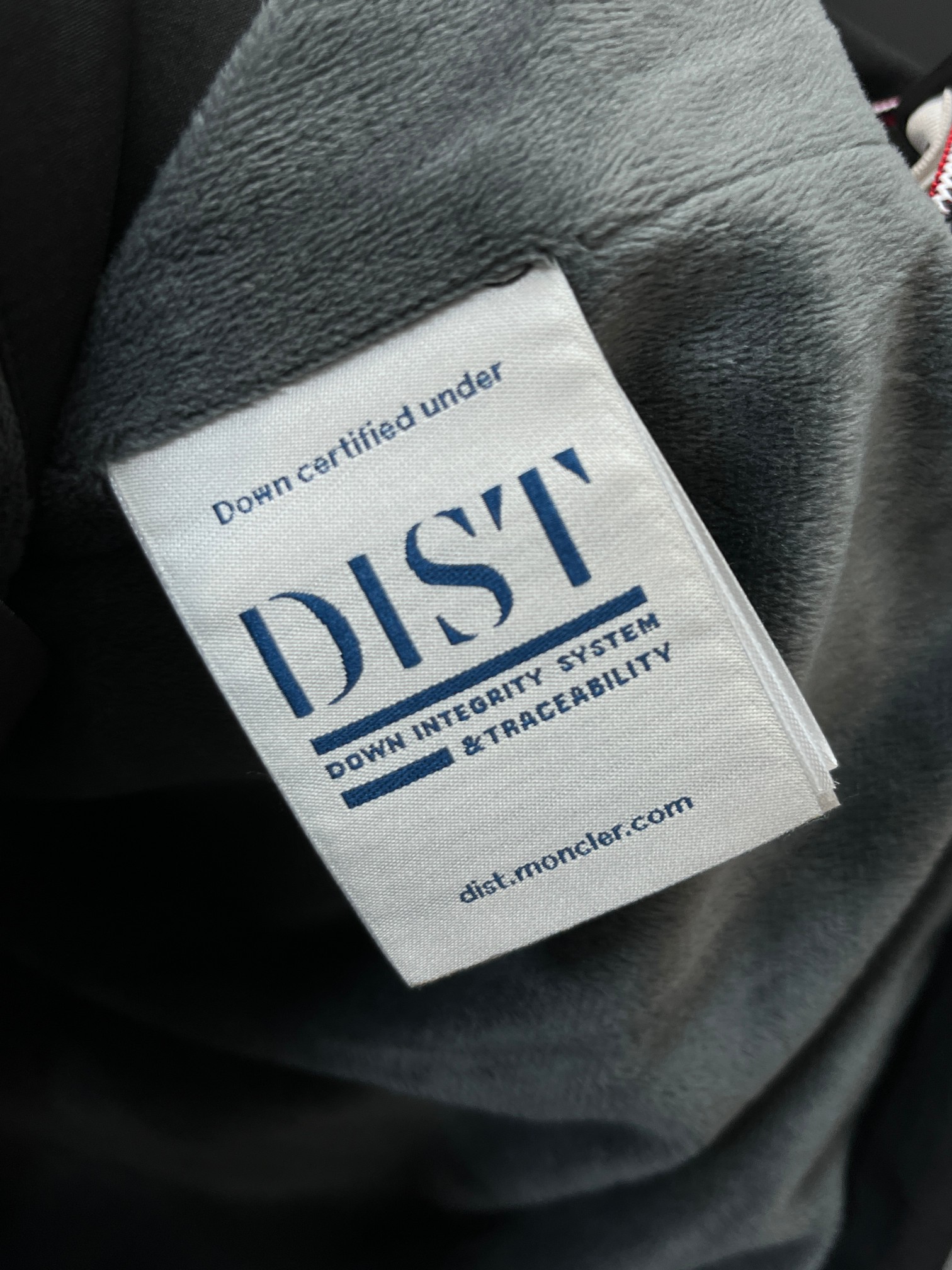 蒙口 秋冬新款加棉加绒连帽风衣外套贸易公司渠道稀出，领先官网发售！它以其优秀的品质和独特的设计，赢得了广