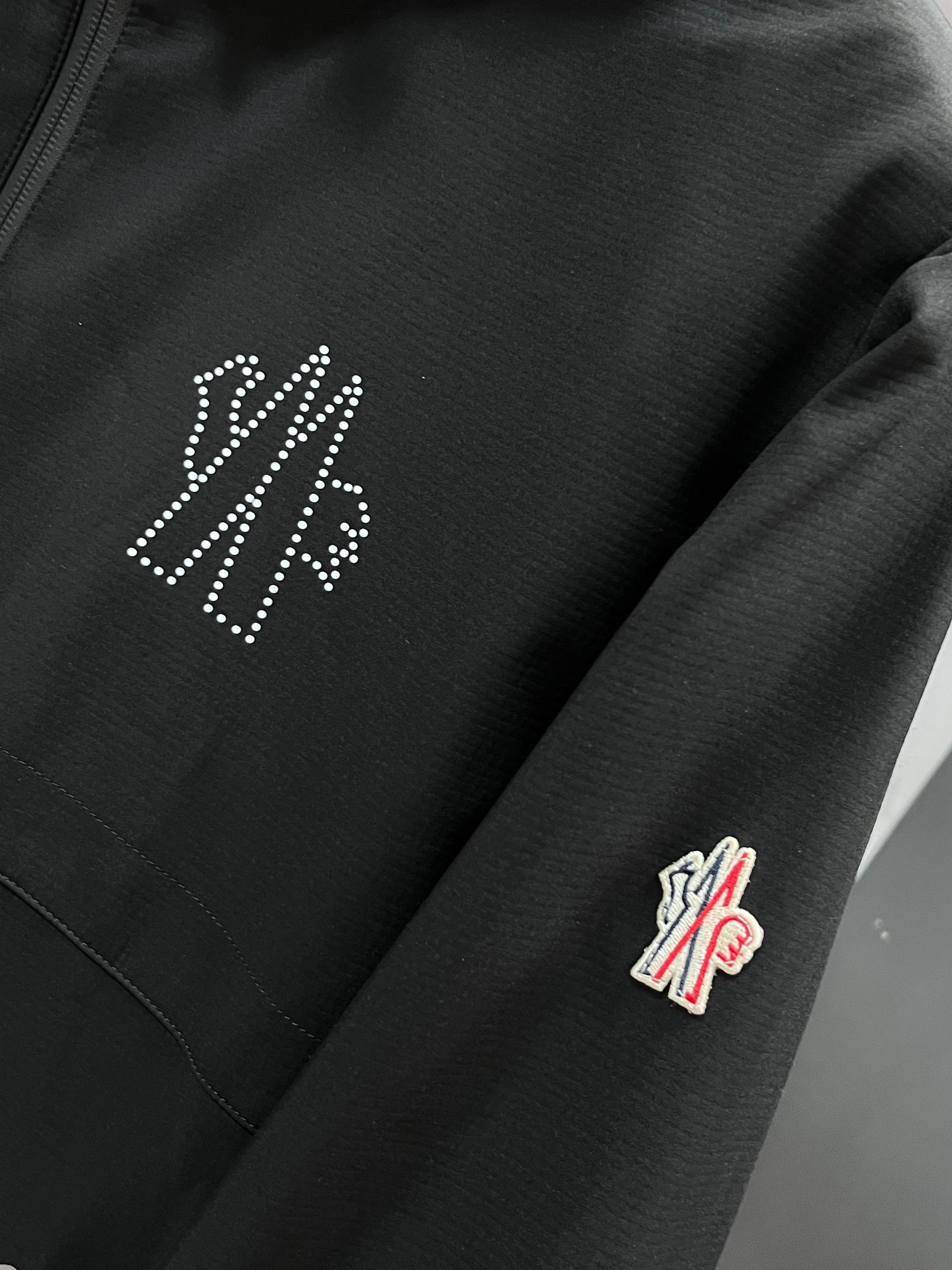 蒙口 秋冬新款加棉加绒连帽风衣外套贸易公司渠道稀出，领先官网发售！它以其优秀的品质和独特的设计，赢得了广