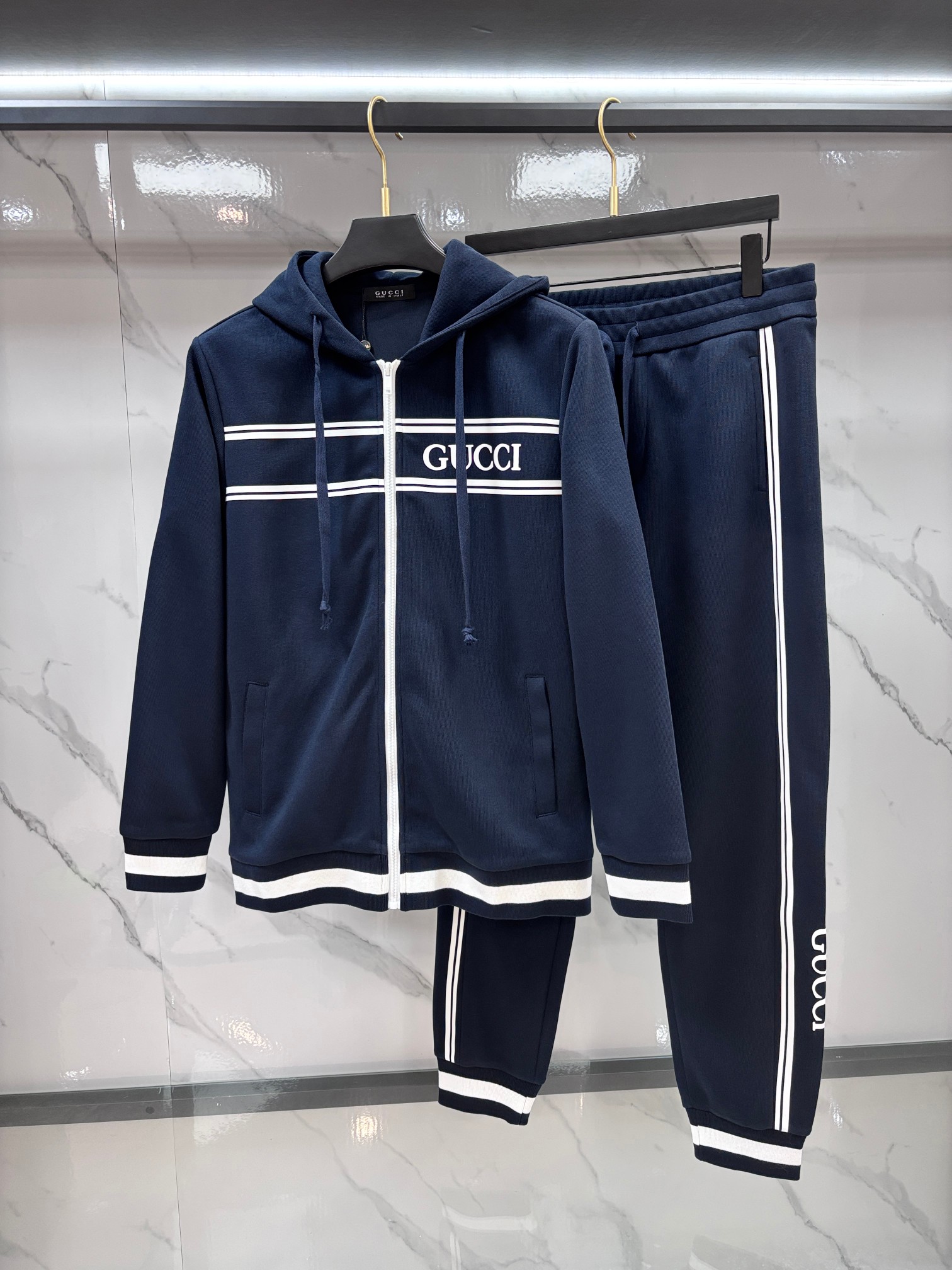 NO:952098,Gucci's new sports and leisure zipper jacket and sweatpants suit, customized original exclusive fabric, comfortable and breathable fabric, elastic waistband, double side pocket design!  A casual trousers for daily wear, with multi-functions, taking the trendy route, all imported grade, comfortable and breathable upper body, excellent fit, elegant and clean design.…………………………………………………… SizeM-XXXl,,gucci,jackets & coats,19860909Gucci 新品运动休闲拉链外套卫裤套装、定制原版专属面料,面料舒适透气,松紧腰头,双侧插口袋设计！一款日常穿着,兼备多功能休闲裤走了潮范路线全线进口级别,上身舒适透气,版型极好,大气的干净版设计.………………………………………………… SizeM-XXXl,,gucci,jackets & coats,,Men's clothing