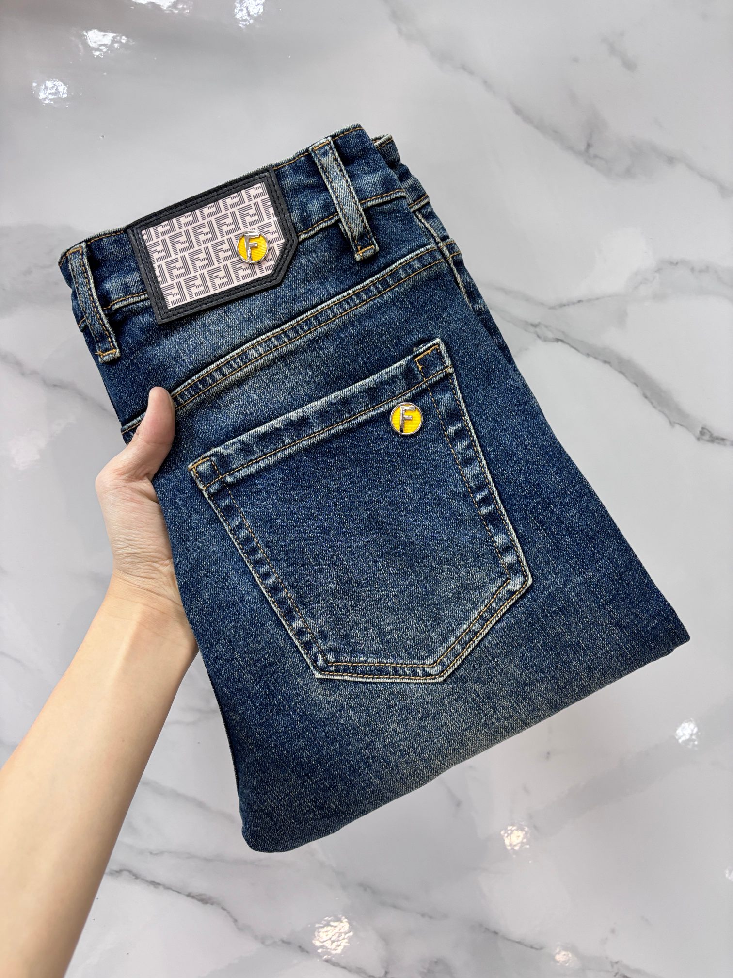 NO:725685,Support replacement after the year!  Fendi high-end customization, 2025 early autumn latest jeans, simultaneous sale at the counter, original customization, customer-supplied hardware accessories, original order quality, imported solid color denim elastic fabric, heavy washing, fine workmanship, excellent upper body!  The preferred items are complete with three standards.…………………………………………………… Size29-38,, fendi, jeans,19860909支持年后退换！ 芬迪 高端定制、2025早秋最新款牛仔裤 柜台同步发售 原版定制 客供五金辅料 原单品质 进口固色牛仔弹力面料 重工洗水 做工走线精细 上身绝佳！优选单品 三标齐全.…………………………………………………… Size29-38,,fendi,jeans,,Men's clothing