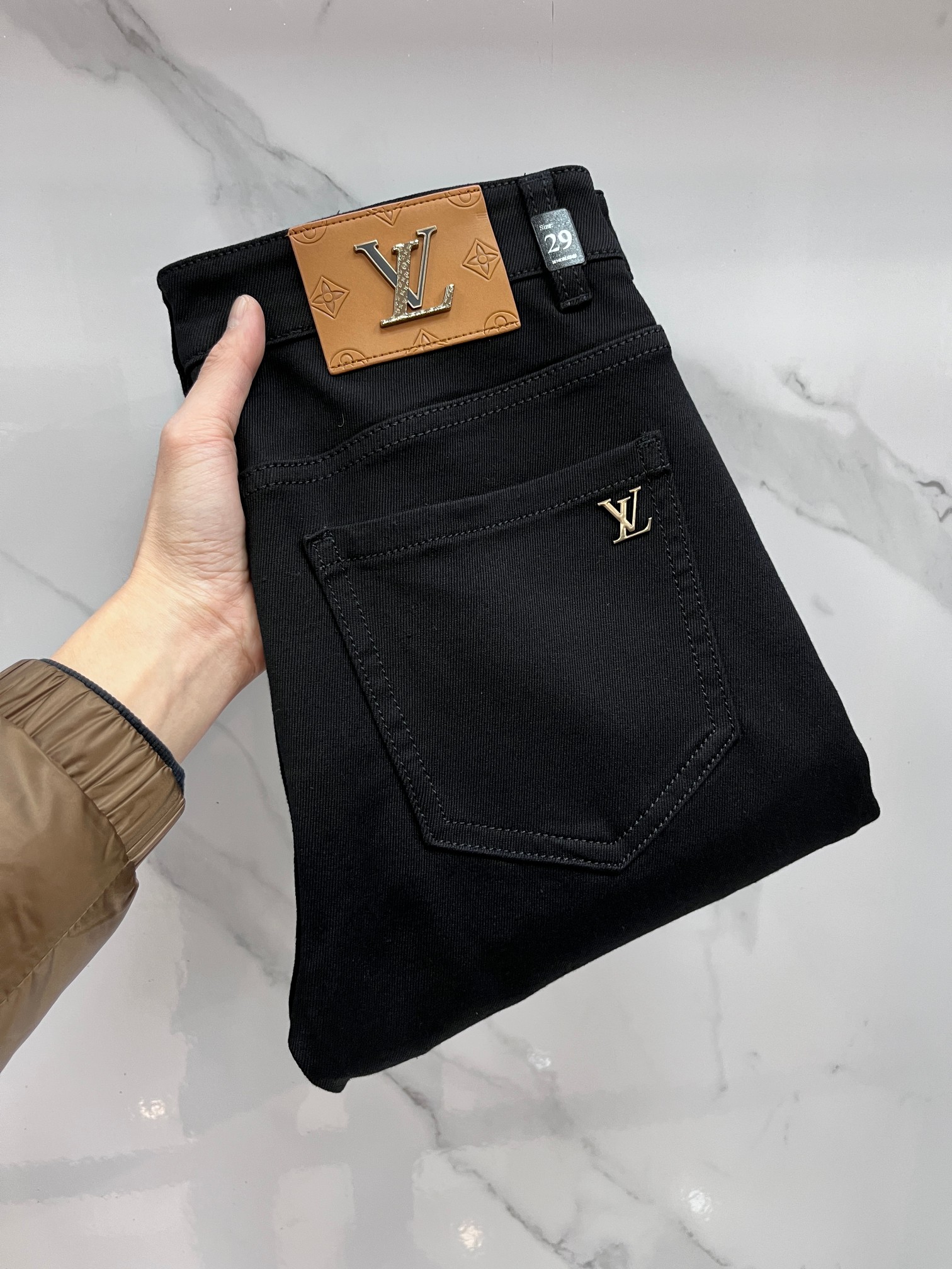 NO:725823,(Available after the New Year) Lv high-end customization, the latest early autumn jeans, sold simultaneously at the counter, original customization, customer-supplied hardware accessories, original order quality, imported solid-color denim elastic fabric, heavy washing, fine workmanship, and excellent upper body!  The preferred items are complete with three standards.……………………………………………… Size29-38,,louis vuitton,jeans,19860909（可年后） Lv 高端定制、早秋最新款牛仔裤 柜台同步发售 原版定制 客供五金辅料 原单品质 进口固色牛仔弹力面料 重工洗水 做工走线精细 上身绝佳！优选单品 三标齐全.…………………………………………………… Size29-38,,louis vuitton,jeans,,Men's clothing