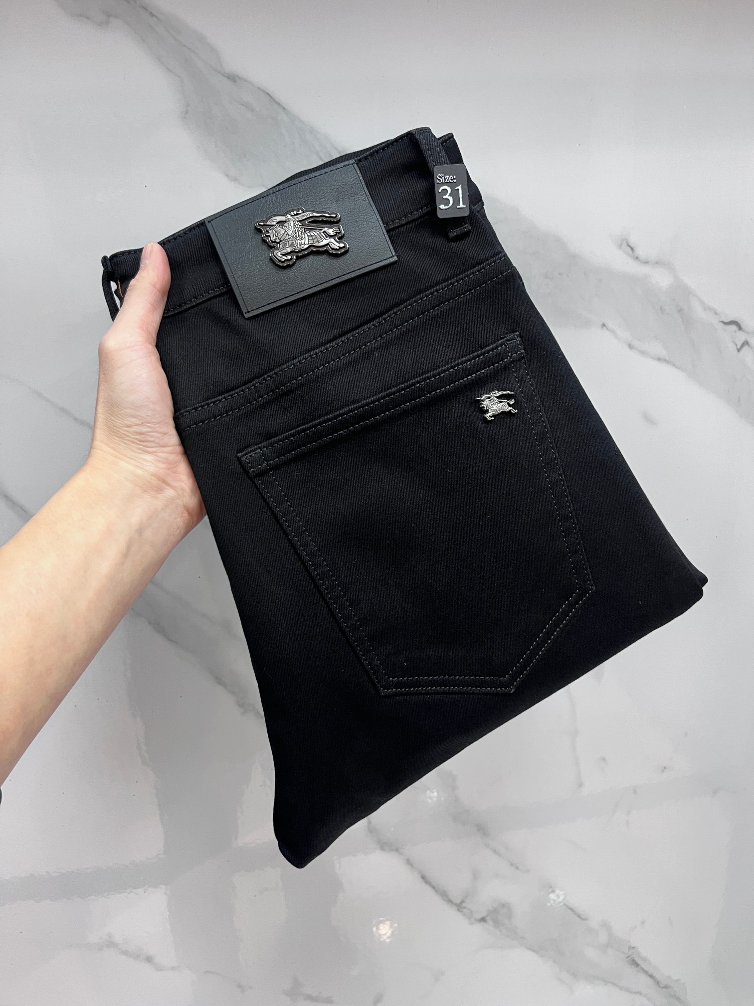 NO:725817,(Available after the New Year) Burberry's high-end customization, the latest early autumn jeans, available at the counter simultaneously, original customization, customer-supplied hardware accessories, original order quality, imported solid color denim elastic fabric, heavy washing, fine workmanship and excellent upper body!  The preferred items are complete with three standards.……………………………………………… Size29-38,,burberry,jeans,19860909（可年后）巴宝莉 高端定制、早秋最新款牛仔裤 柜台同步发售 原版定制 客供五金辅料 原单品质 进口固色牛仔弹力面料 重工洗水 做工走线精细 上身绝佳！优选单品 三标齐全.…………………………………………………… Size29-38,,burberry,jeans,,Men's clothing