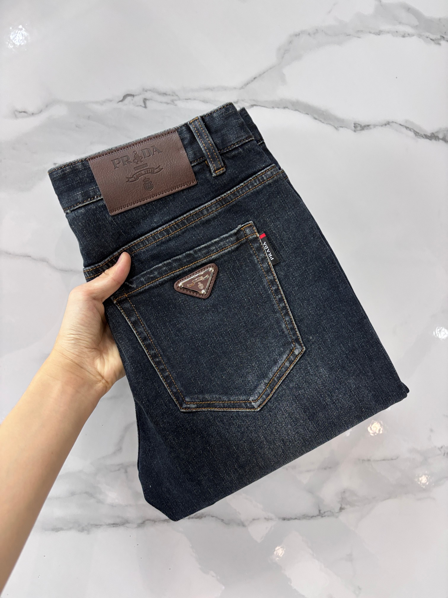 NO:725811,(Available after the New Year) Prada High-end customization, the latest early autumn jeans, sold simultaneously at the counter, original customization, customer-supplied hardware accessories, original order quality, imported solid-color denim elastic fabric, heavy washing, fine workmanship, excellent upper body!  The preferred items are complete in three sizes.……………………………………………………………… Size29-38,, prada, jeans,19860909（可年后）普拉达 高端定制、早秋最新款牛仔裤 柜台同步发售 原版定制 客供五金辅料 原单品质 进口固色牛仔弹力面料 重工洗水 做工走线精细 上身绝佳！优选单品 三标齐全.…………………………………………………… Size29-38,,prada,jeans,,Men's clothing