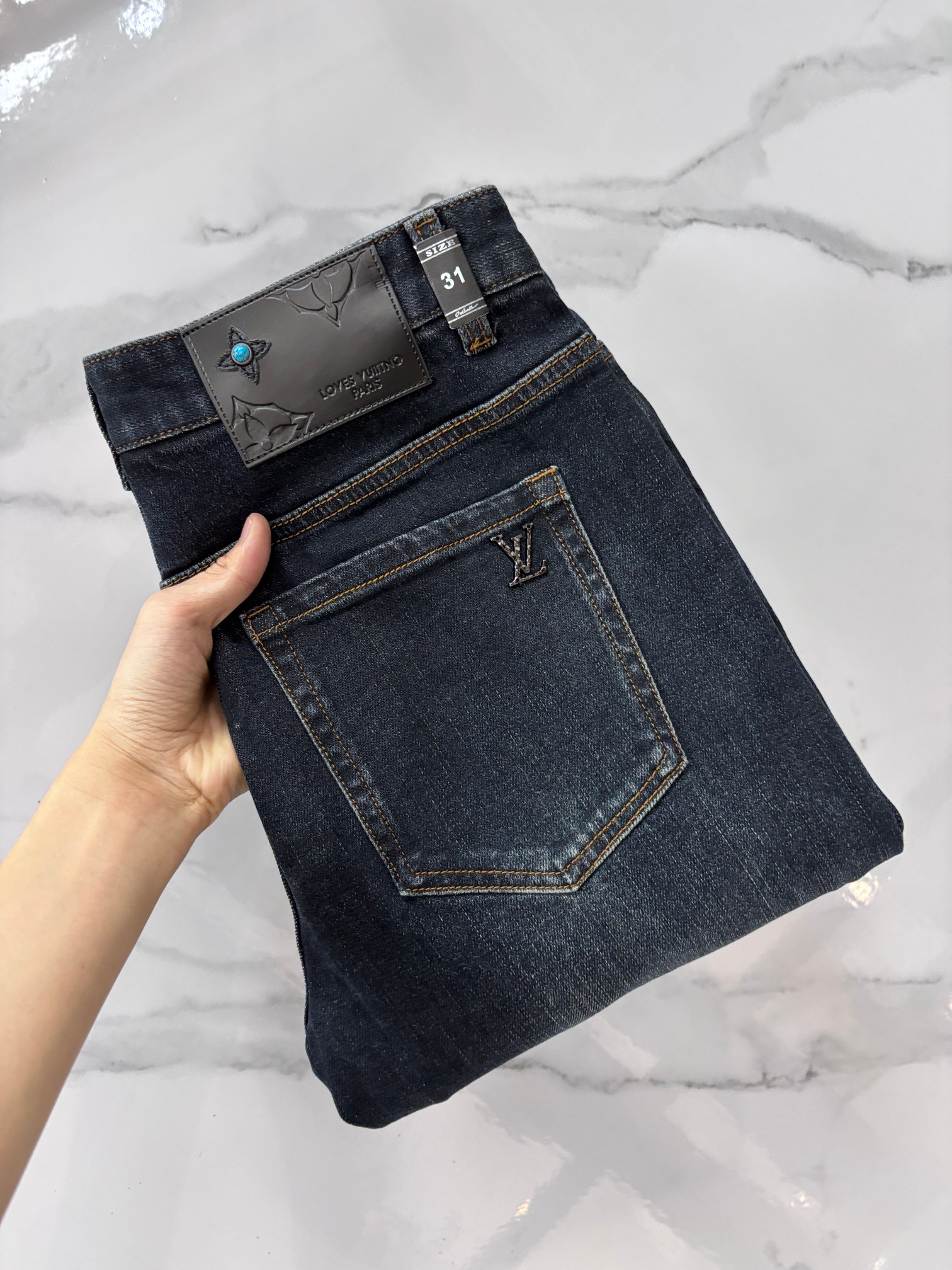 NO:725805,(Available after the New Year) LV high-end customization, the latest early autumn jeans, sold simultaneously at the counter, original customization, customer-supplied hardware accessories, original order quality, imported solid-color denim elastic fabric, heavy washing, fine workmanship, and excellent upper body!  The preferred items are complete with three standards.……………………………………………… Size29-38,,louis vuitton,jeans,19860909（可年后） LV 高端定制、早秋最新款牛仔裤 柜台同步发售 原版定制 客供五金辅料 原单品质 进口固色牛仔弹力面料 重工洗水 做工走线精细 上身绝佳！优选单品 三标齐全.…………………………………………………… Size29-38,,louis vuitton,jeans,,Men's clothing