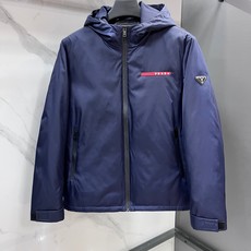 🆕 普拉达 2026最新款时尚设计师款羽绒外套 爆款羽绒服,90白鸭绒填充,胸前红色条logo处处细节显工艺足够的高级 🆕 普拉达 2026最新款时尚设计师款羽绒外套 爆款羽绒服,90白鸭绒填充,胸前红色条logo处处细节显工艺足够的高级