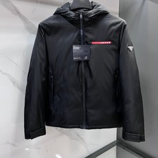 🆕 普拉达 2026最新款时尚设计师款羽绒外套 爆款羽绒服,90白鸭绒填充,胸前红色条logo处处细节显工艺足够的高级 🆕 普拉达 2026最新款时尚设计师款羽绒外套 爆款羽绒服,90白鸭绒填充,胸前红色条logo处处细节显工艺足够的高级