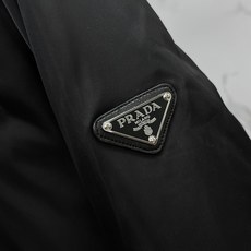 🆕 普拉达 2026最新款时尚设计师款羽绒外套 爆款羽绒服,90白鸭绒填充,胸前红色条logo处处细节显工艺足够的高级 🆕 普拉达 2026最新款时尚设计师款羽绒外套 爆款羽绒服,90白鸭绒填充,胸前红色条logo处处细节显工艺足够的高级