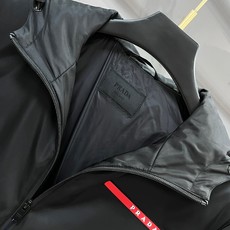 🆕 普拉达 2026最新款时尚设计师款羽绒外套 爆款羽绒服,90白鸭绒填充,胸前红色条logo处处细节显工艺足够的高级 🆕 普拉达 2026最新款时尚设计师款羽绒外套 爆款羽绒服,90白鸭绒填充,胸前红色条logo处处细节显工艺足够的高级