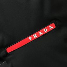 🆕 普拉达 2026最新款时尚设计师款羽绒外套 爆款羽绒服,90白鸭绒填充,胸前红色条logo处处细节显工艺足够的高级 🆕 普拉达 2026最新款时尚设计师款羽绒外套 爆款羽绒服,90白鸭绒填充,胸前红色条logo处处细节显工艺足够的高级