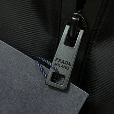 🆕 普拉达 2026最新款时尚设计师款羽绒外套 爆款羽绒服,90白鸭绒填充,胸前红色条logo处处细节显工艺足够的高级 🆕 普拉达 2026最新款时尚设计师款羽绒外套 爆款羽绒服,90白鸭绒填充,胸前红色条logo处处细节显工艺足够的高级