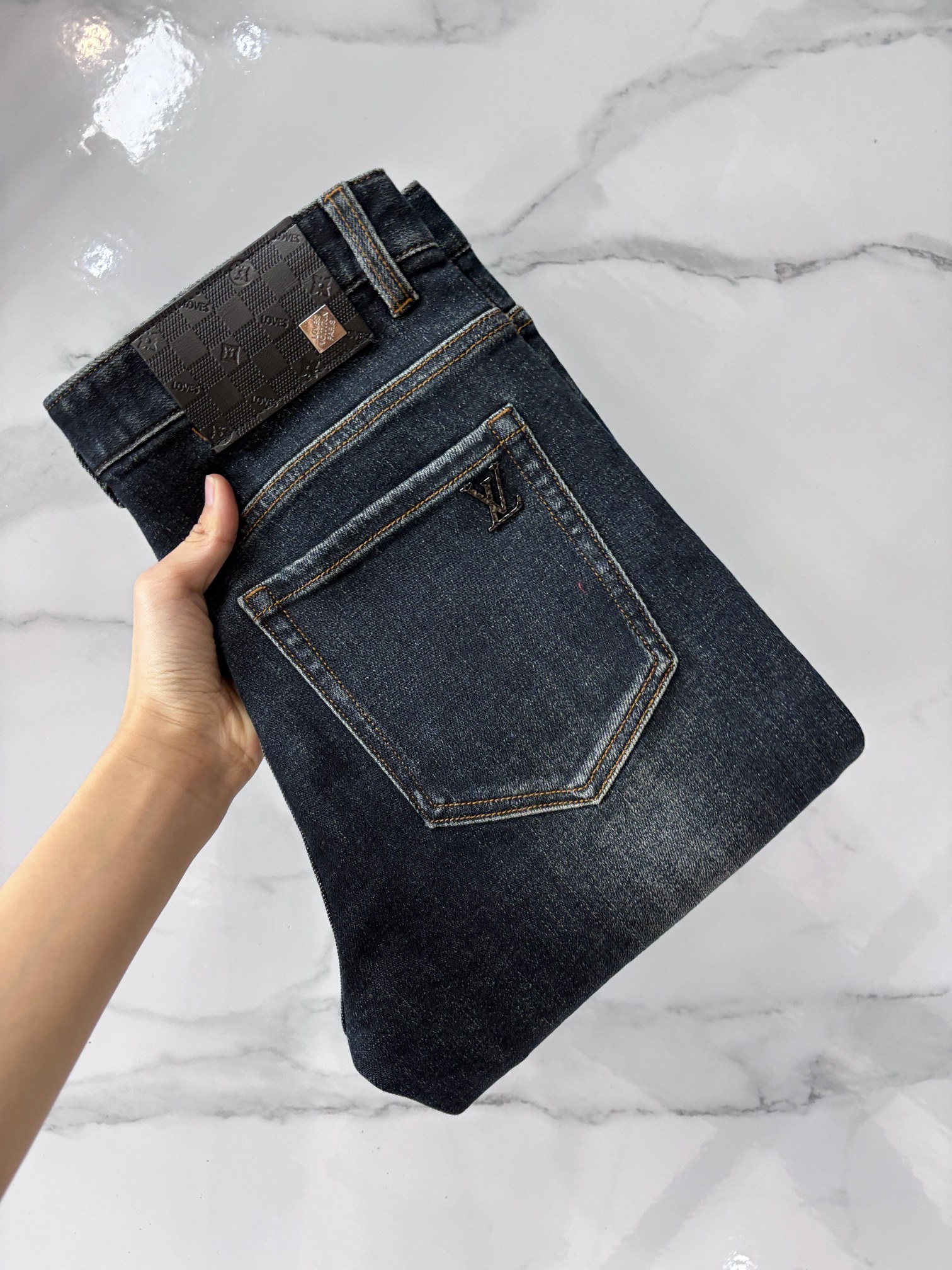 NO:725853,Support replacement after the year!  Lv high-end customization, the latest jeans for autumn and winter, sold simultaneously at the counter, original customization, customer-supplied hardware accessories, original quality, imported solid-color denim elastic fabric, heavy washing, fine workmanship and routing, excellent upper body!  The preferred items are complete with three standards.……………………………………………… Size29-38,,louis vuitton,jeans,19860909支持年后退换！ Lv 高端定制、秋冬最新款牛仔裤 柜台同步发售 原版定制 客供五金辅料 原单品质 进口固色牛仔弹力面料 重工洗水 做工走线精细 上身绝佳！优选单品 三标齐全.…………………………………………………… Size29-38,,louis vuitton,jeans,,Men's clothing