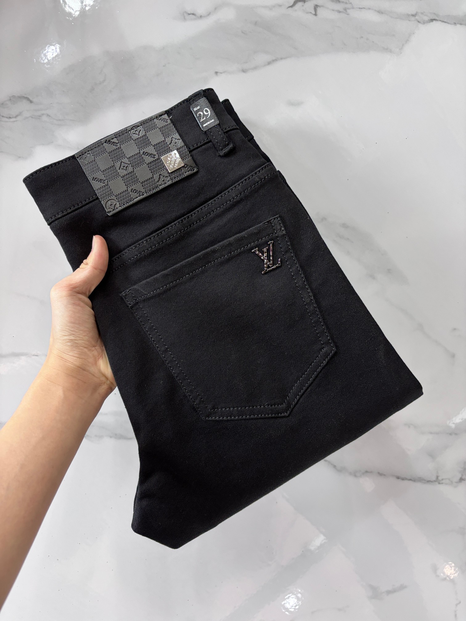 NO:725844,Support replacement after the year!  LV high-end customization, the latest jeans for autumn and winter, sold simultaneously at the counter, original customization, customer-supplied hardware and accessories, original quality, imported solid-color denim elastic fabric, heavy washing, fine workmanship, and excellent upper body!  The preferred items are complete with three standards.……………………………………………… Size29-38,,louis vuitton,jeans,19860909支持年后退换！ LV 高端定制、秋冬最新款牛仔裤 柜台同步发售 原版定制 客供五金辅料 原单品质 进口固色牛仔弹力面料 重工洗水 做工走线精细 上身绝佳！优选单品 三标齐全.…………………………………………………… Size29-38,,louis vuitton,jeans,,Men's clothing