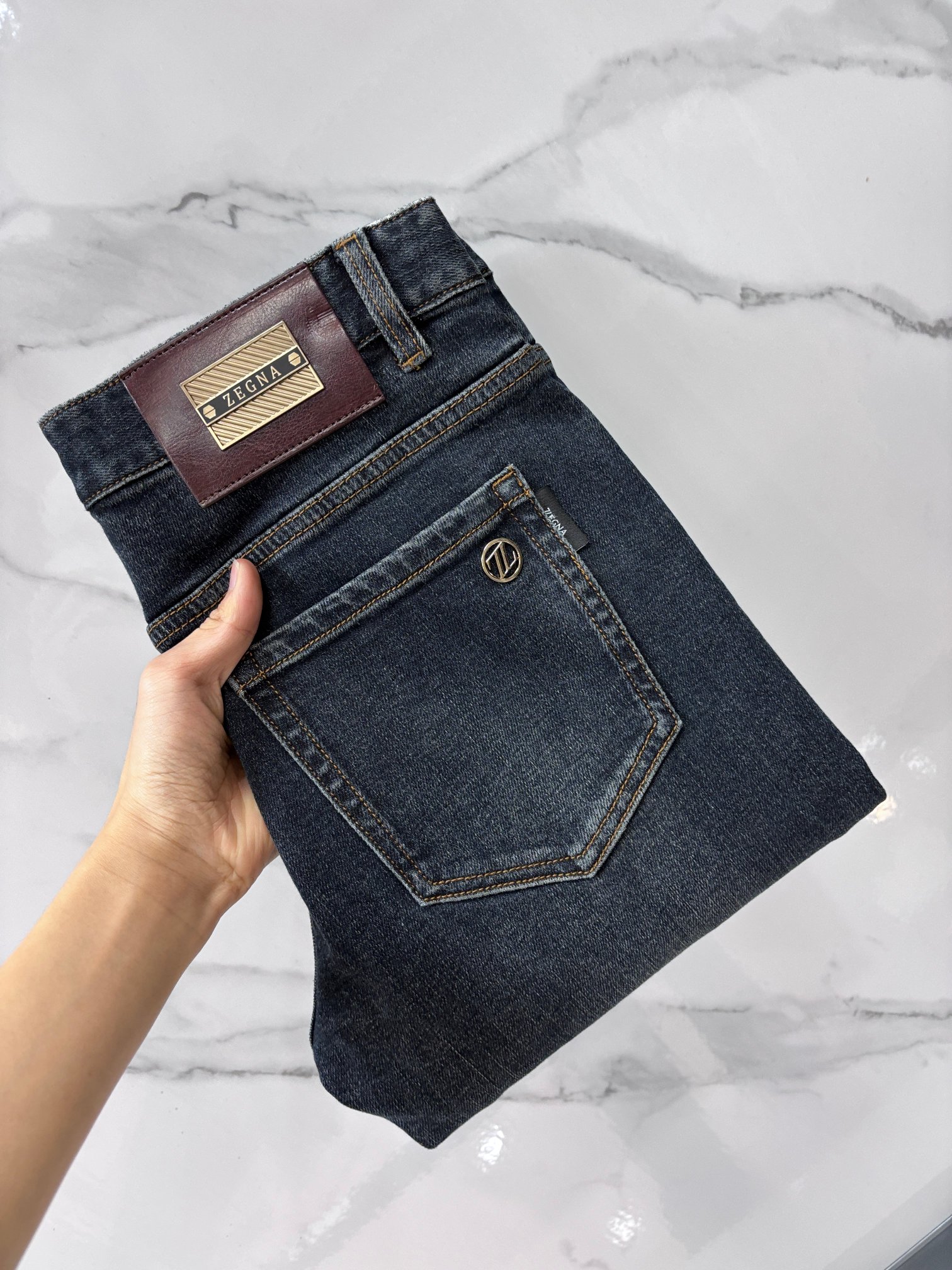 NO:725836,Support replacement after the year!  Ermenegildo Zegna's high-end customization, the latest jeans for autumn and winter, available simultaneously at the counter, original customization, customer-supplied hardware and accessories, original quality, imported solid-color denim elastic fabric, heavy washing, fine workmanship, and excellent upper body!  The preferred items are complete in three sizes.…………………………………………………… Size29-38,,zegna,jeans,19860909支持年后退换！ 杰尼亚 高端定制、秋冬最新款牛仔裤 柜台同步发售 原版定制 客供五金辅料 原单品质 进口固色牛仔弹力面料 重工洗水 做工走线精细 上身绝佳！优选单品 三标齐全.…………………………………………………… Size29-38,,zegna,jeans,,Men's clothing