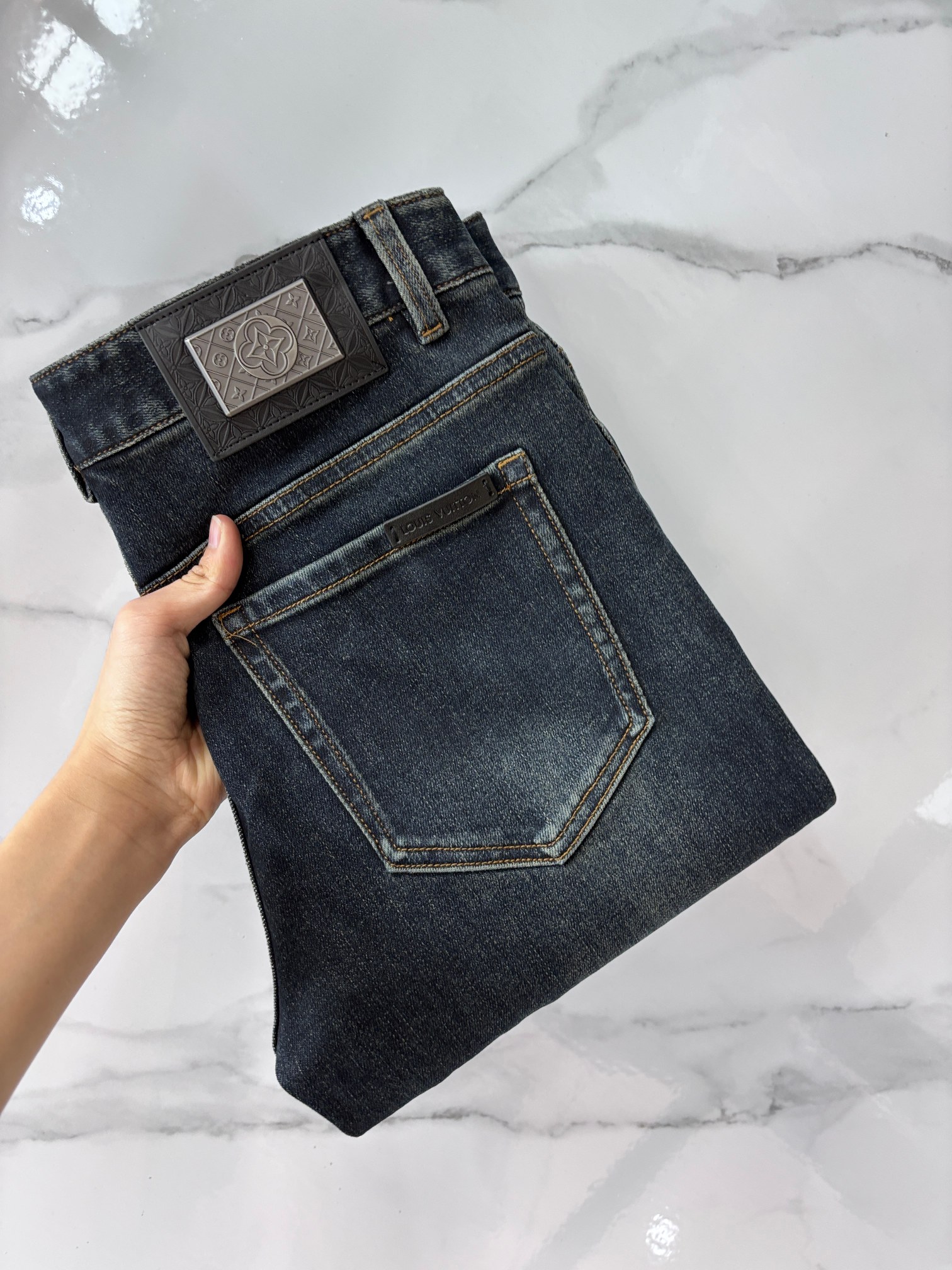 NO:725831,Support replacement after the year!  Lv high-end customization, the latest jeans for autumn and winter, sold simultaneously at the counter, original customization, customer-supplied hardware accessories, original quality, imported solid-color denim elastic fabric, heavy washing, fine workmanship and routing, excellent upper body!  The preferred items are complete with three standards.……………………………………………… Size29-38,,louis vuitton,jeans,19860909支持年后退换！ Lv 高端定制、秋冬最新款牛仔裤 柜台同步发售 原版定制 客供五金辅料 原单品质 进口固色牛仔弹力面料 重工洗水 做工走线精细 上身绝佳！优选单品 三标齐全.…………………………………………………… Size29-38,,louis vuitton,jeans,,Men's clothing