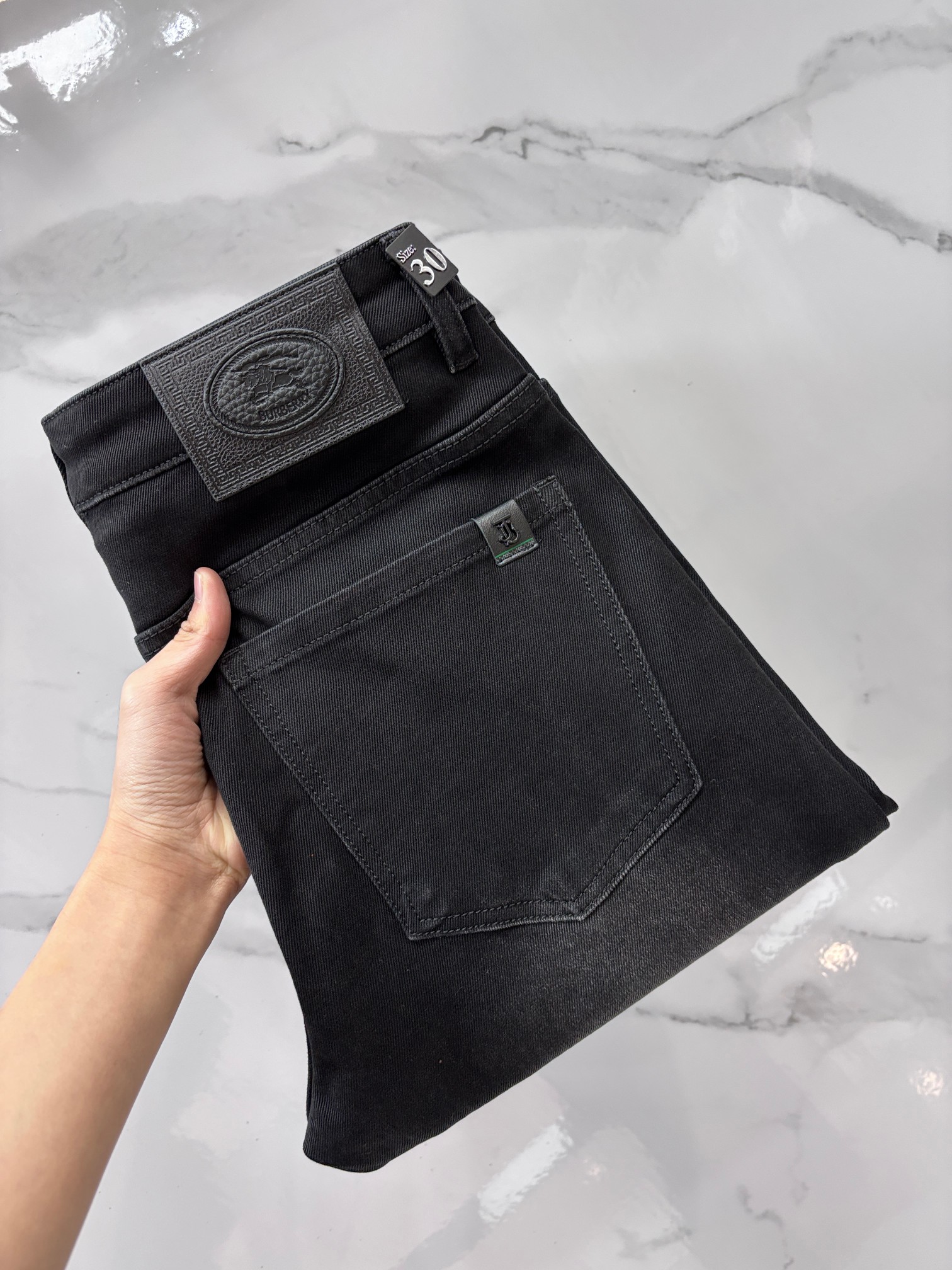 NO:725825,Support replacement after the year!  Burberry's high-end customization, the latest jeans for autumn and winter, are available simultaneously at the counter. Original customization. Customer-supplied hardware and accessories. Original quality. Imported solid-color denim elastic fabric. Heavy washing. Fine workmanship. Excellent upper body!  The preferred items are complete with three standards.……………………………………………… Size29-38,,burberry,jeans,19860909支持年后退换！ 巴宝莉 高端定制、秋冬最新款牛仔裤 柜台同步发售 原版定制 客供五金辅料 原单品质 进口固色牛仔弹力面料 重工洗水 做工走线精细 上身绝佳！优选单品 三标齐全.…………………………………………………… Size29-38,,burberry,jeans,,Men's clothing