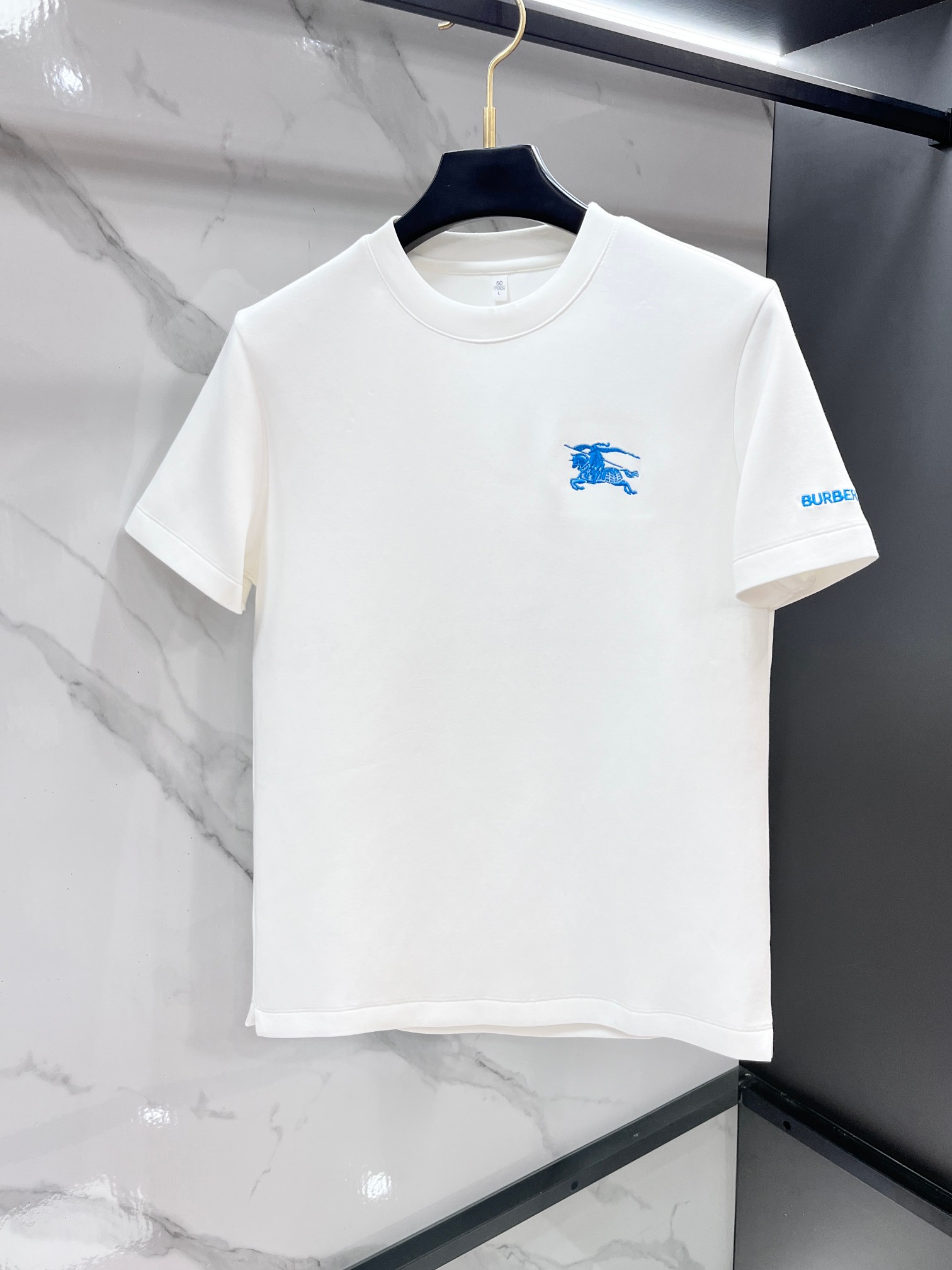 巴宝莉 2026秋冬圆领短袖！元素性的Logo徽章凸显休闲时尚魅力，依然独领时尚风骚.内搭好伴侣...客