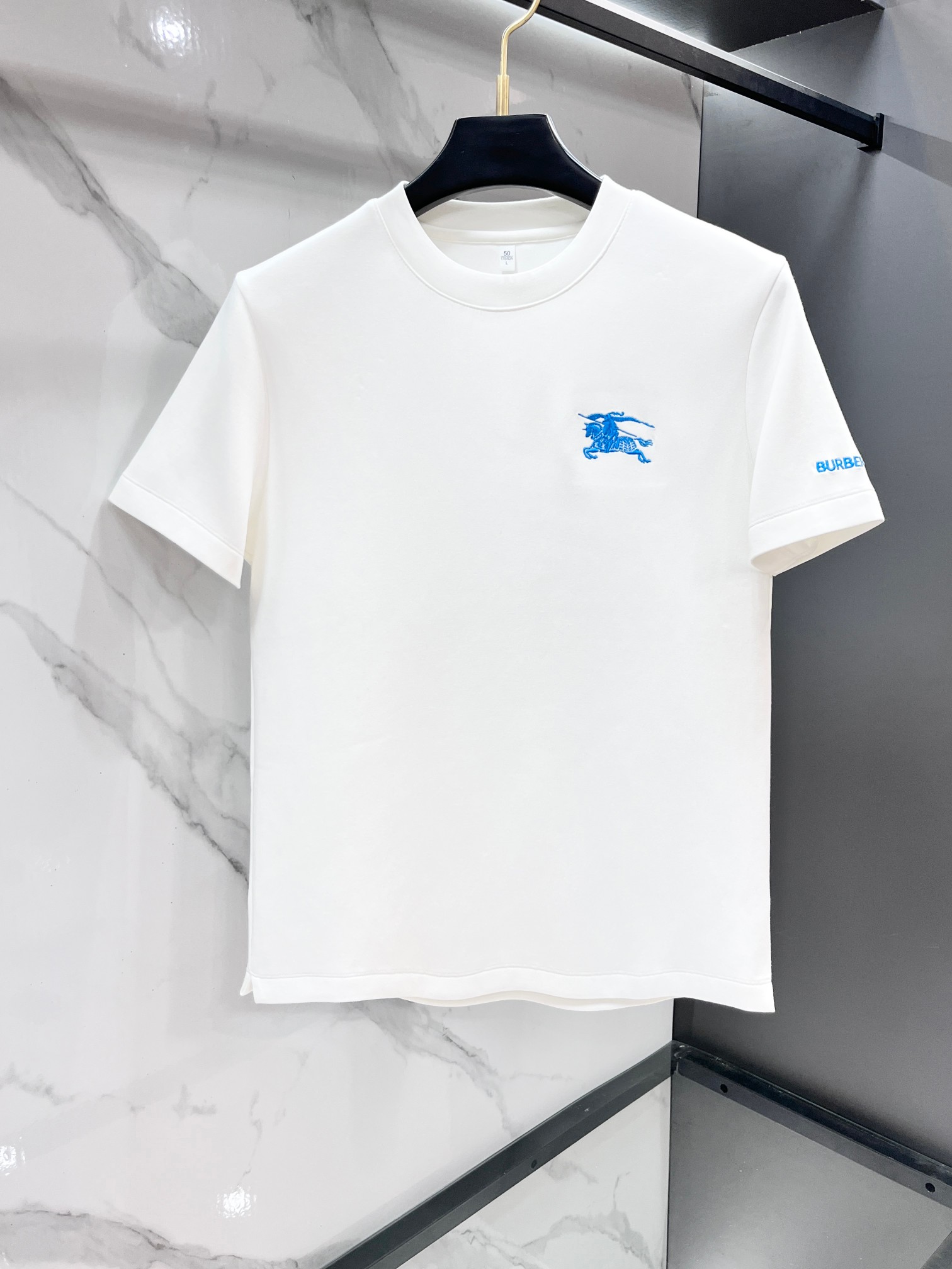 巴宝莉 2026秋冬圆领短袖！元素性的Logo徽章凸显休闲时尚魅力，依然独领时尚风骚.内搭好伴侣...客